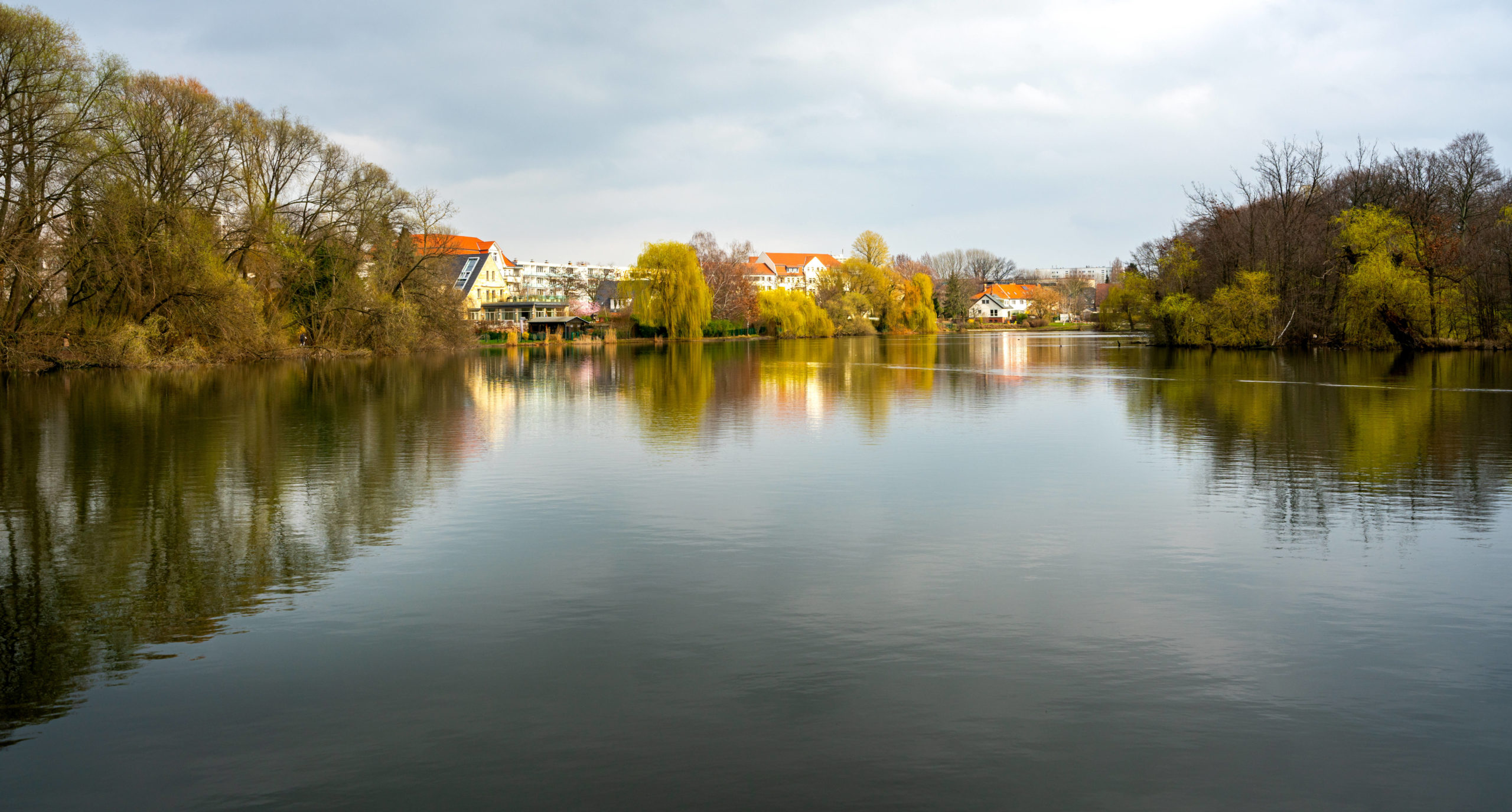 Der Orankesee liegt im Zentrum des Hohenschönhauser Villenviertels. 