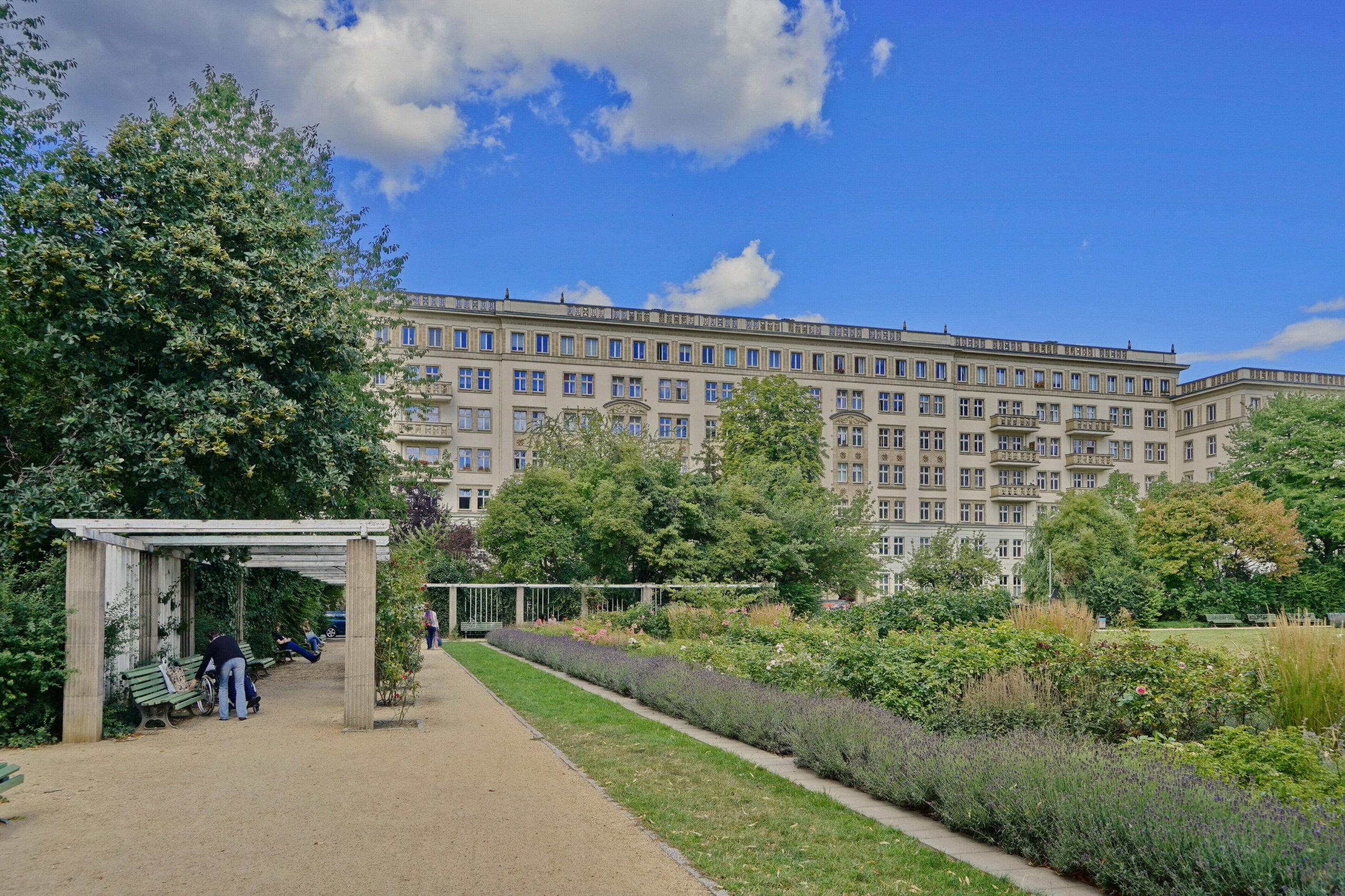 Die schönsten Gärten von Berlin: Der Rosengarten an der Weberwiese ist eingerahmt von Zuckerbäckerbauten. 