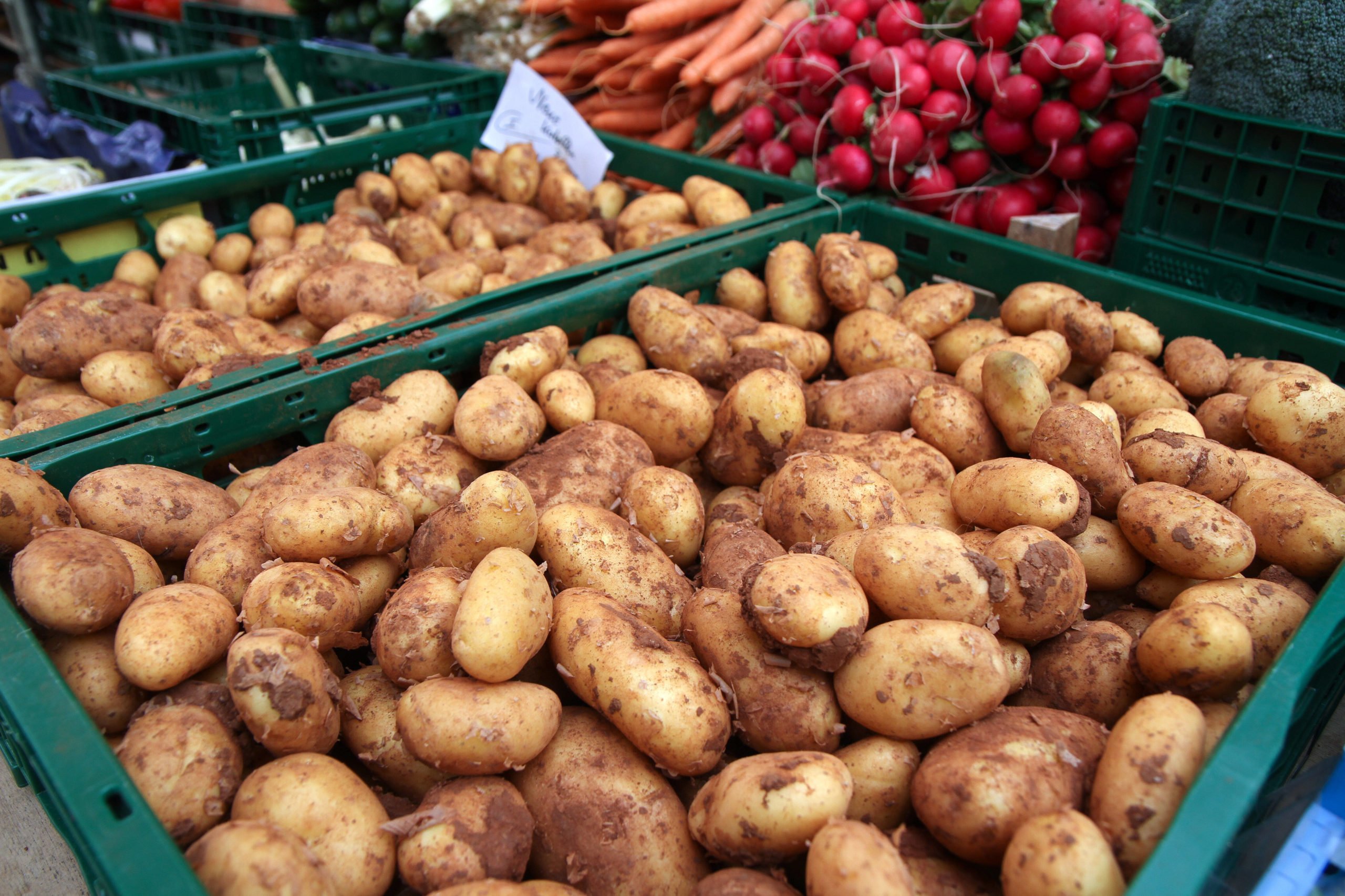 Wochenmärkte in Berlin "Die dicke Linda" wird der schöne Regionalmarkt am Neuköllner Kranoldplatz auch genannt. Der Name stammt von einer beliebten Kartoffelsorte, die hier verkauft wird.