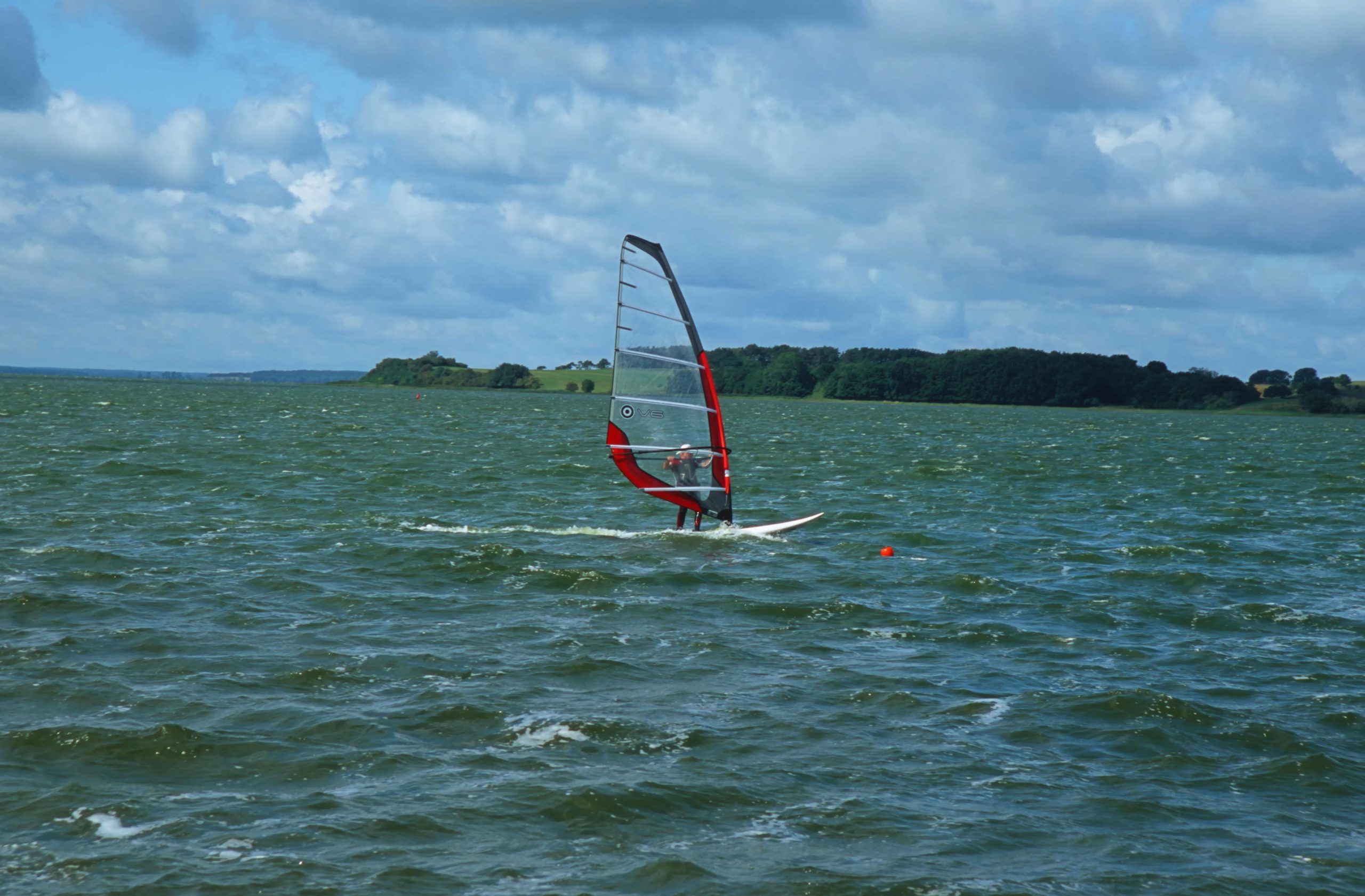 Usedom Tipps In der Wassersportschule des Café Knatter auf Usedom kann man Segeln, Kiten und Surfen lernen.