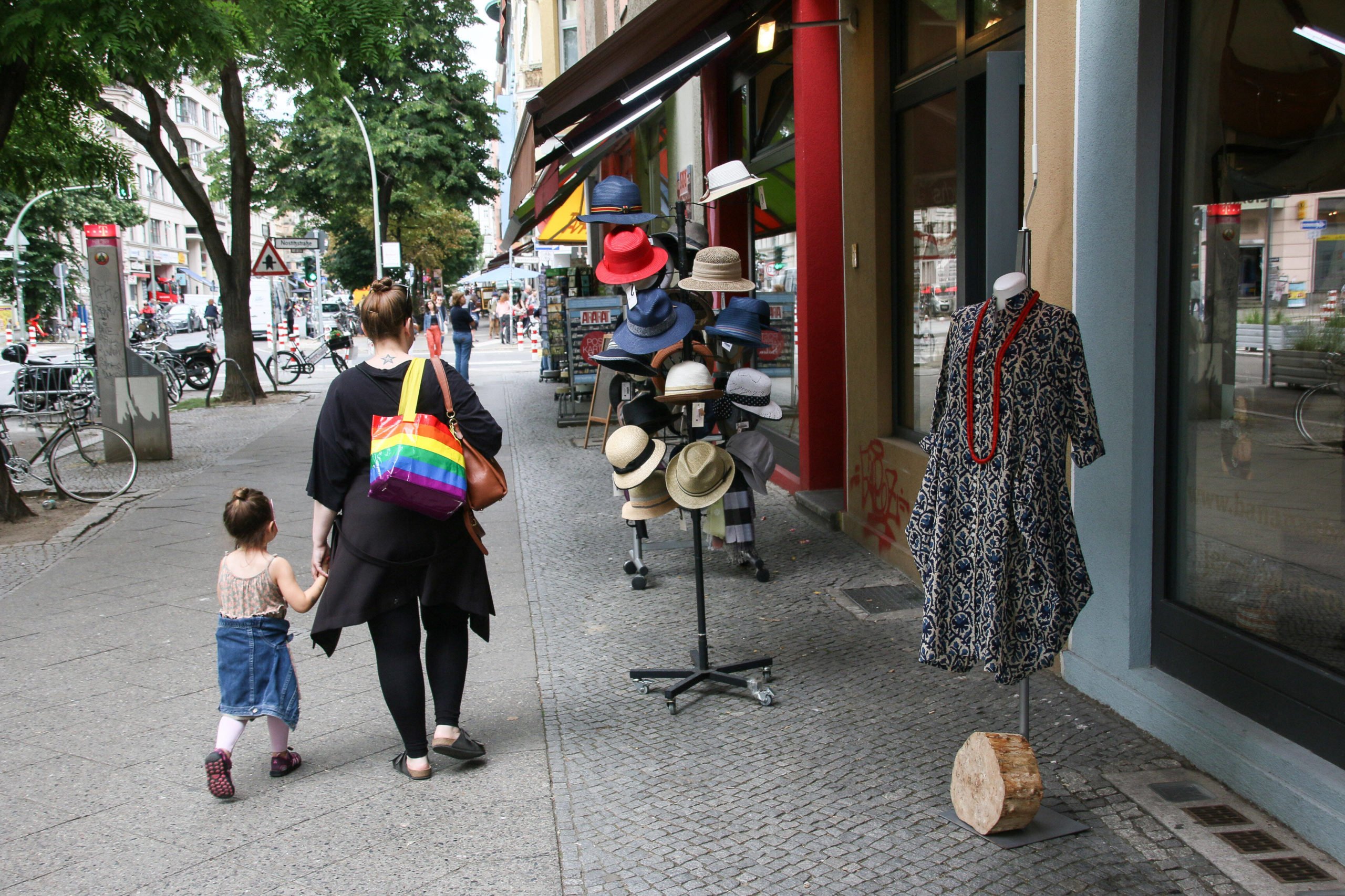 shoppen in Kreuzberg Mit gerade einmal 1,3 Kilometern Länge ist die Bergmannstraße keine lange Shoppingmeile. Aber das Gewerbe auf der historischen Straße ist sehr konzentriert, Auswahl und Vielfalt sind groß.