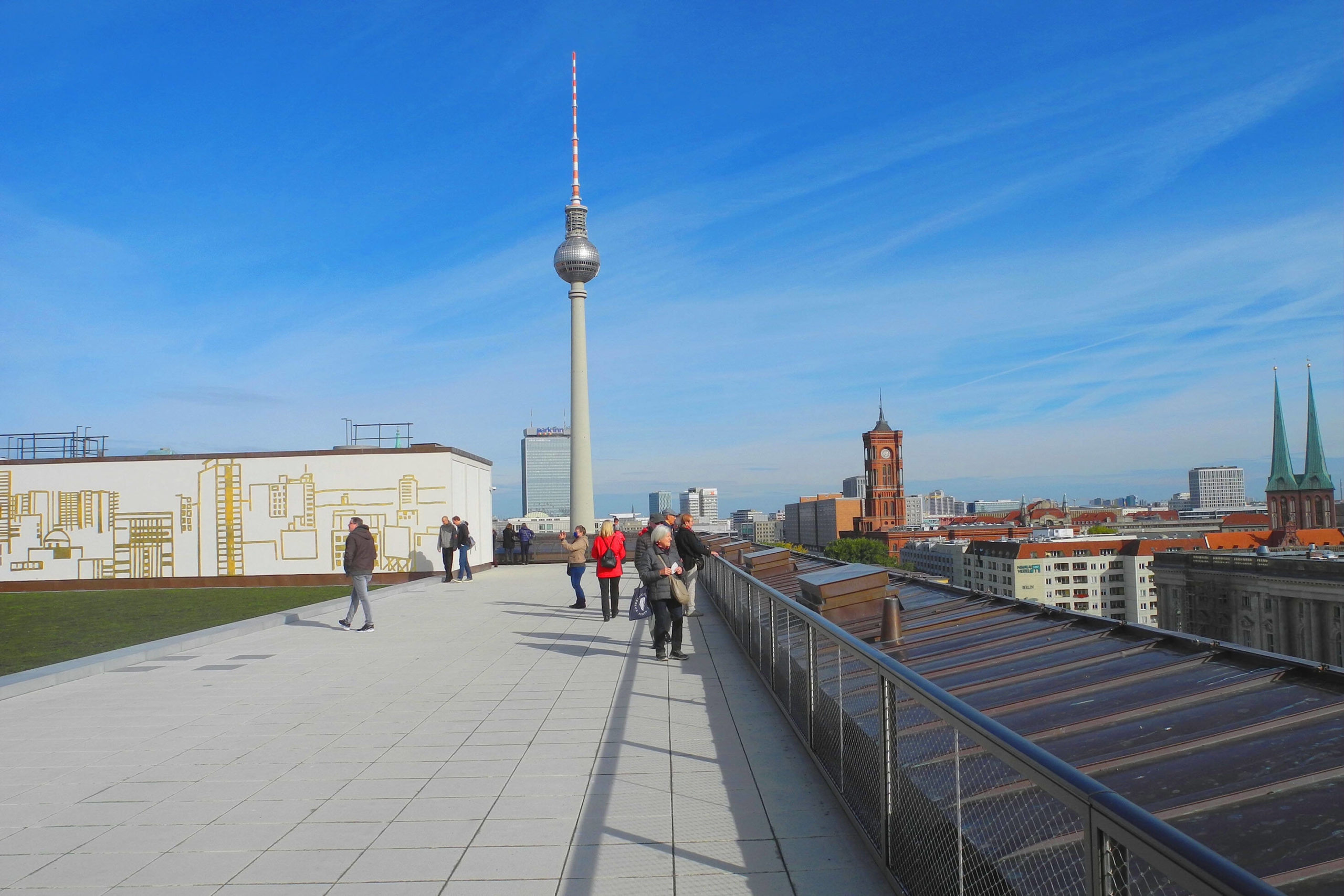 begehbare Dächer in Berlin Das Humboldt Forum gehört zu den spannendsten und vielseitigsten Orten in Berlin. Und die Dachterrasse bietet einen der schönsten Ausblicke.