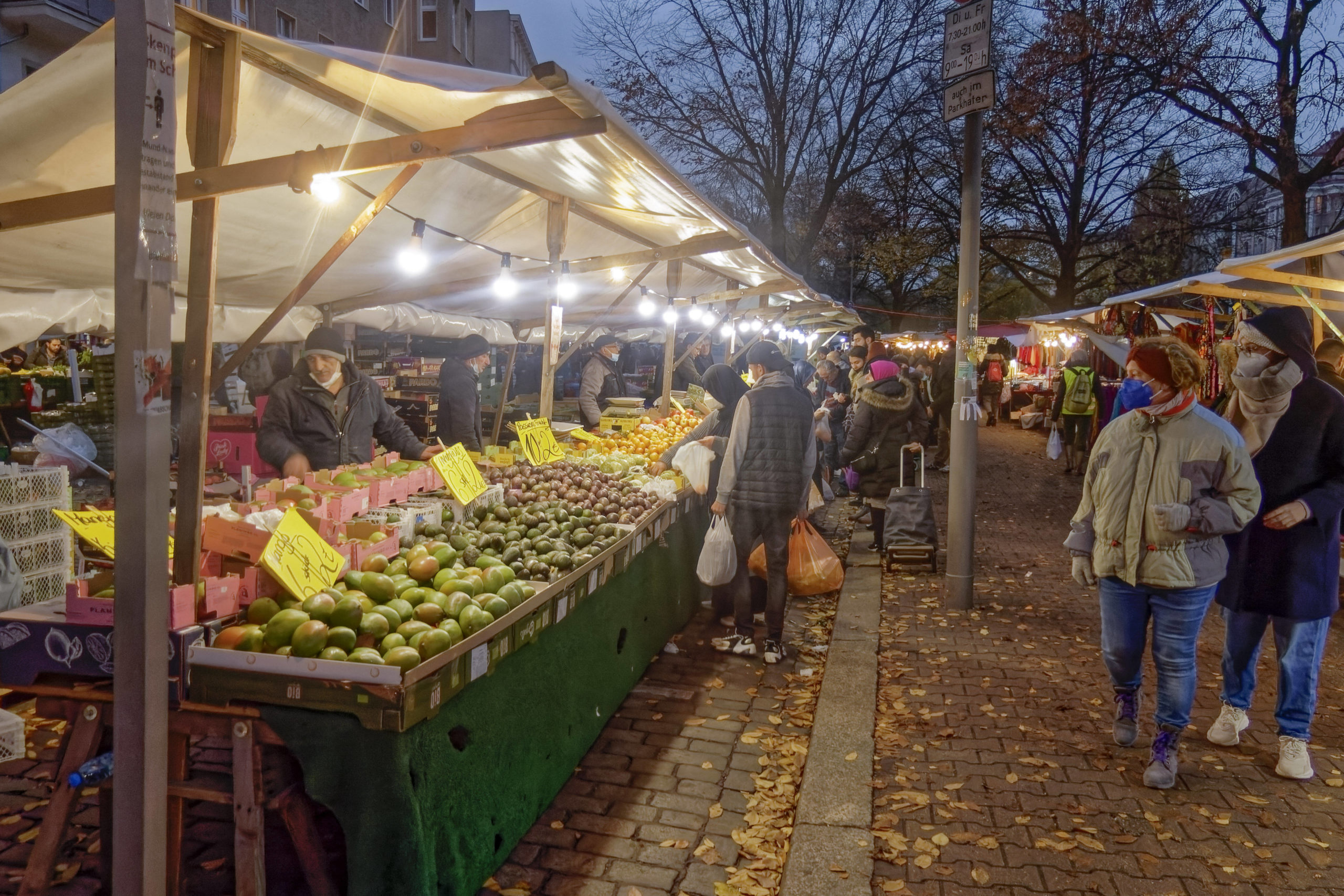 Wochenmärkte in Berlin Günstiges Obst und Gemüse, dazu exotische Köstlichkeiten: Auf dem Wochenmarkt am Maybachufer trifft sich in Berlin die ganze Welt.
