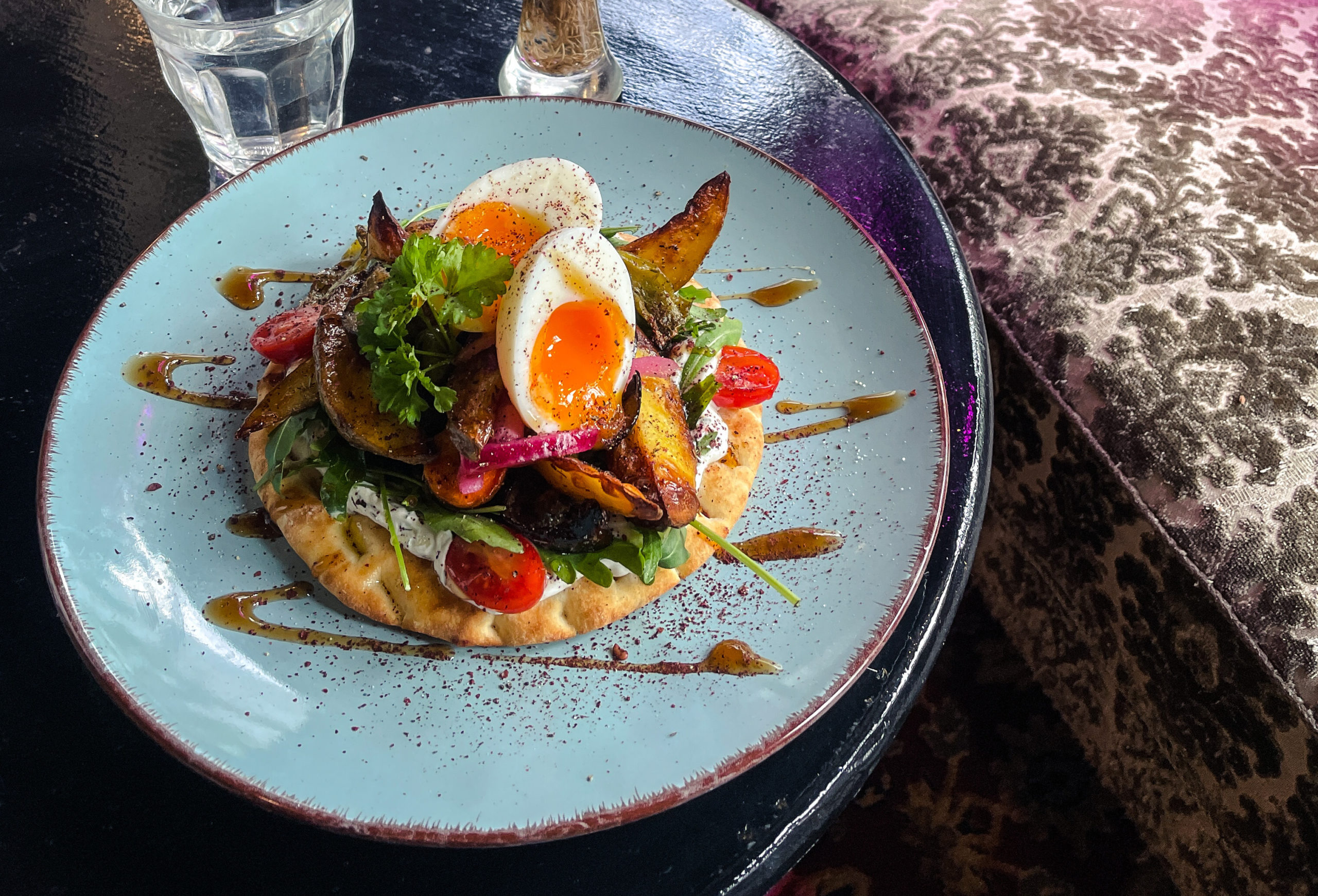 frühstücken in Kreuzberg Griechisches Frühstück zum Niederknien, dazu eine sonnige Terrasse an der Hasenheide. Was will man mehr?