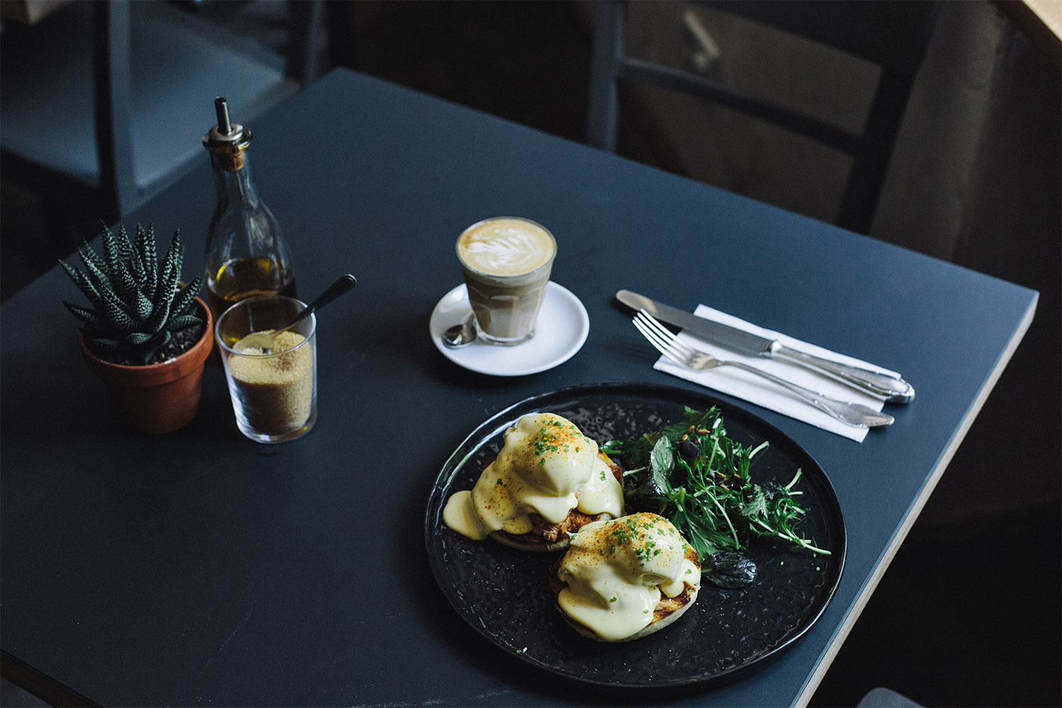 frühstücken in Kreuzberg Im Kreuzberger Le Bon gibt es neben Klassikern wie Eggs Benedict auch Ausgefallenes zum Frühstück.