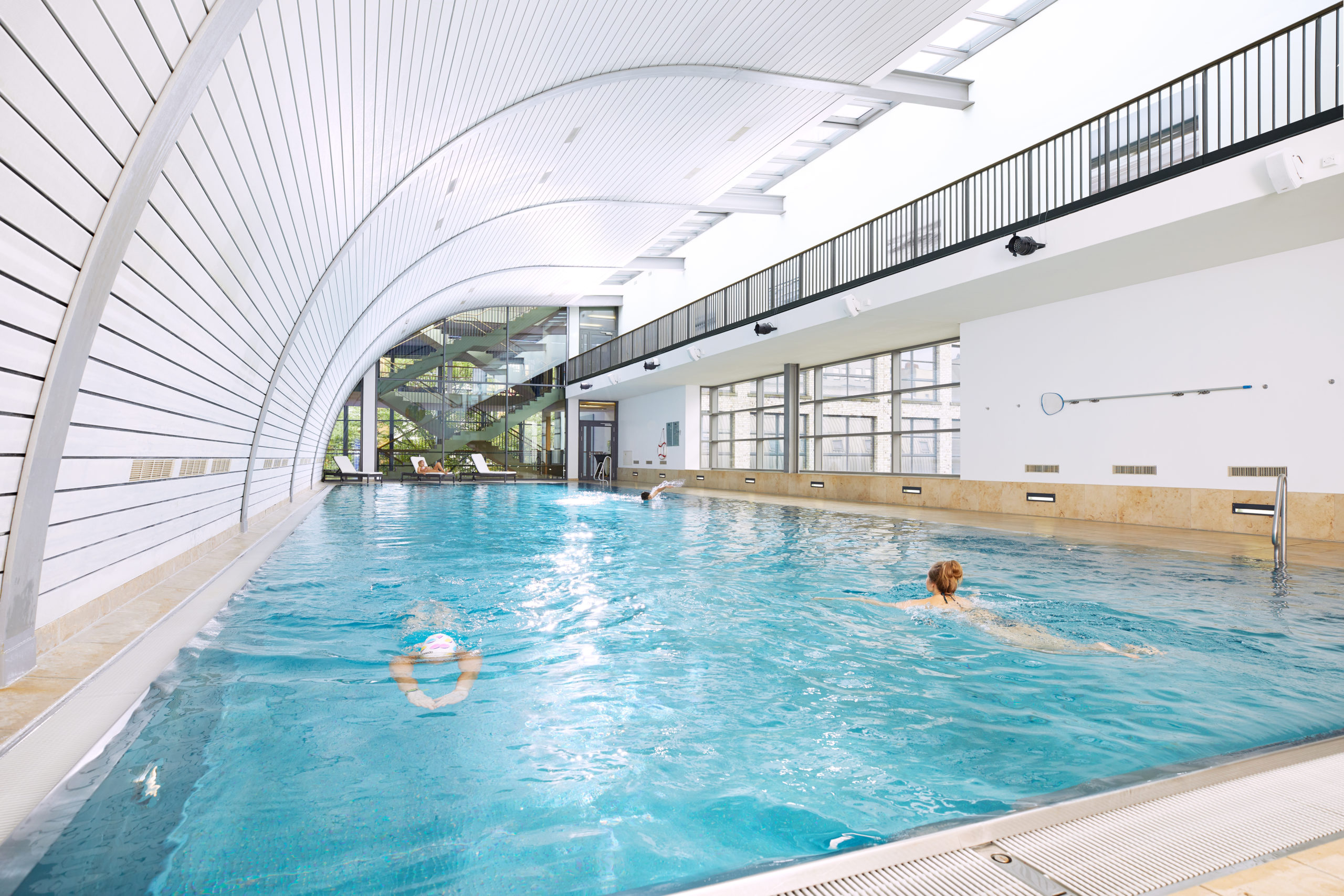 Fitnessstudios in Berlin Bei Aspria am Kurfürstendam springt man nach dem Fitnesstraining in den 25 Meter langen Pool, um die Muskeln wieder zu entspannen.
