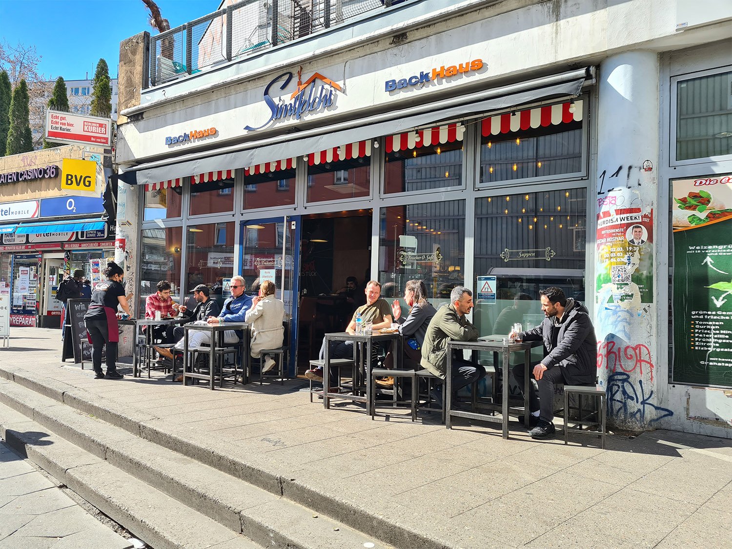 frühstücken in Kreuzberg Bei Simitdchi kann man frühstücken nach "Kotti-Art" – mit Semamring, Oliven und Minztee.