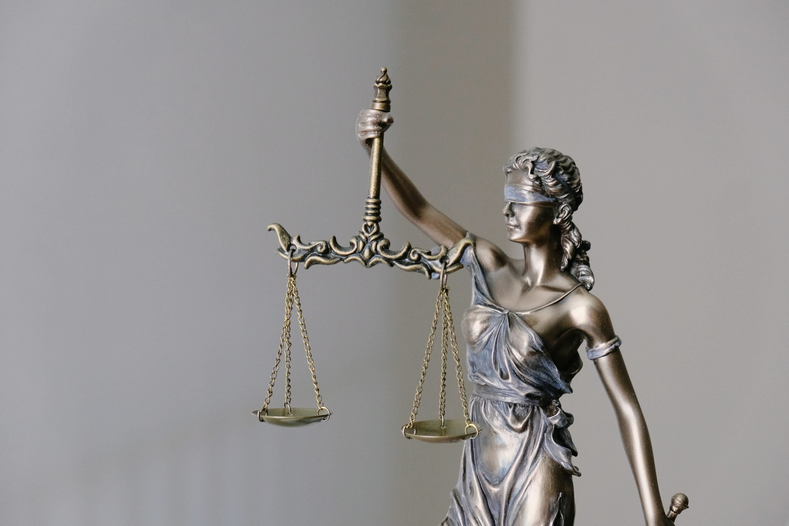 Worin besteht der Unterschied zwischen einem Anwalt, Strafverteidiger und Verteidiger? Foto: Unsplash/Tingey Injury Law Firm