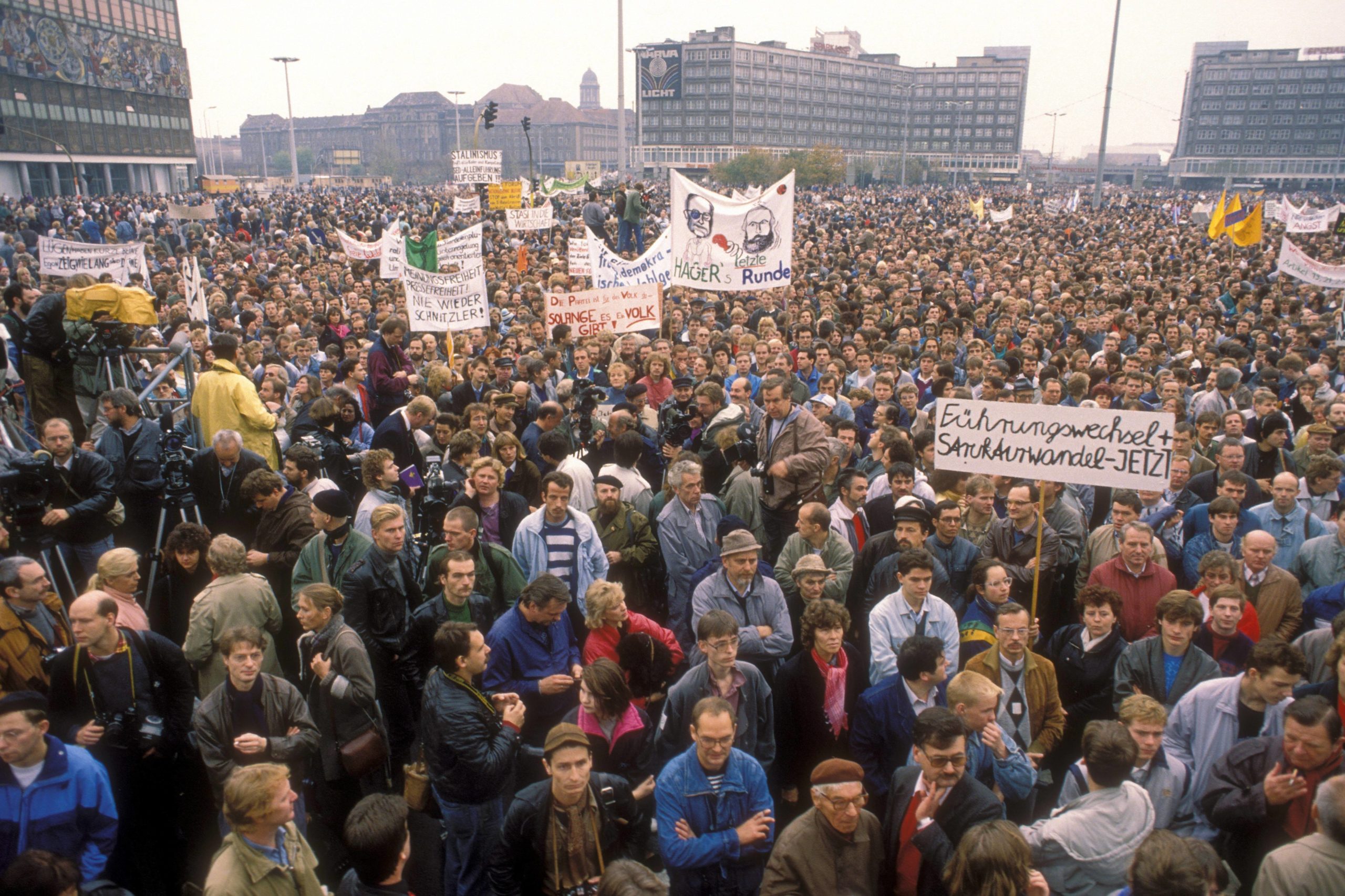 Protest in den 80ern: Die größte deutsche Demo fand am 4. November 1989 auf dem Alexanderplatz statt. 