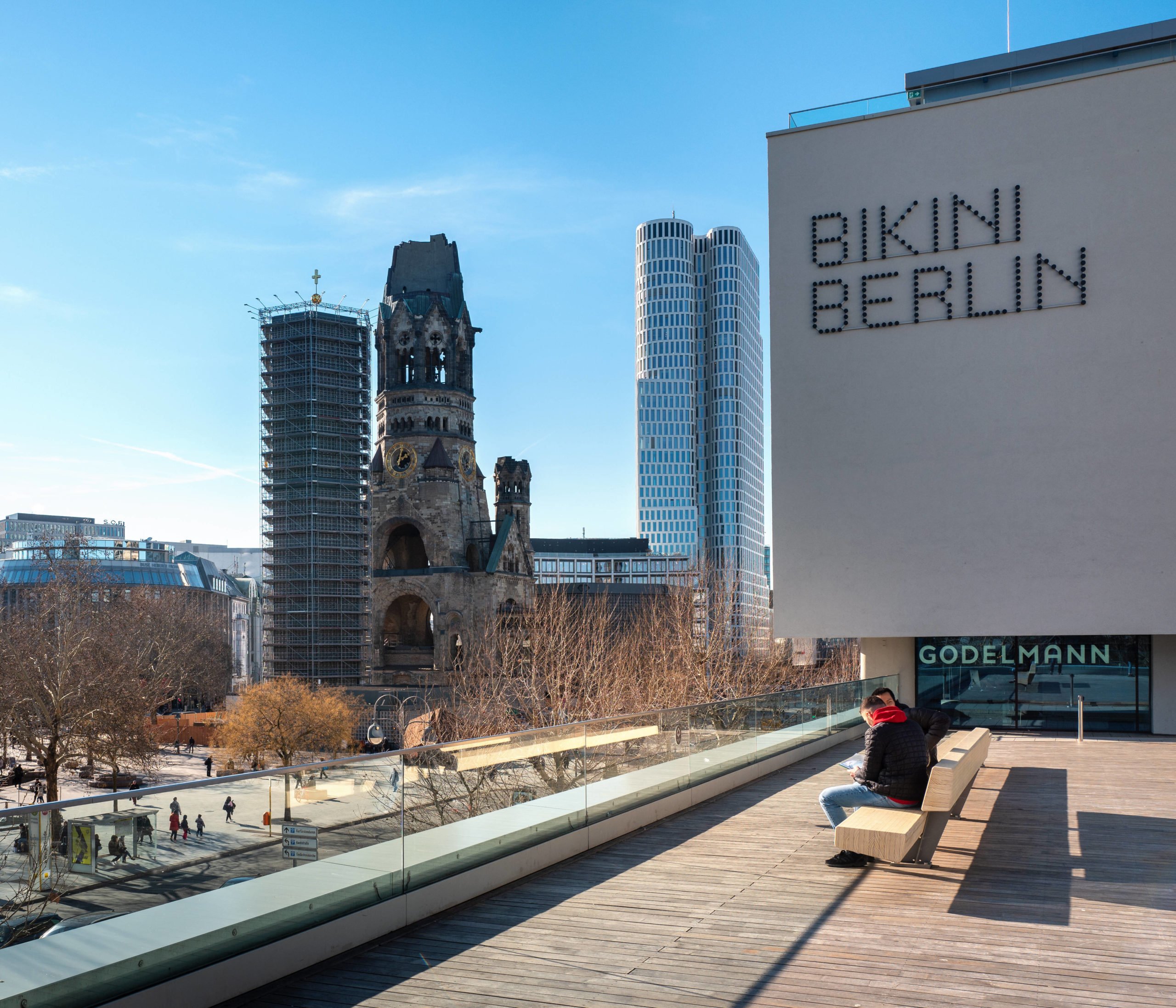 begehbare Dächer in Berlin Die Dachterrasse des Bikini Berlin ist der grünen Hochbahntrasse, Highline Park, in New York nachempfunden.