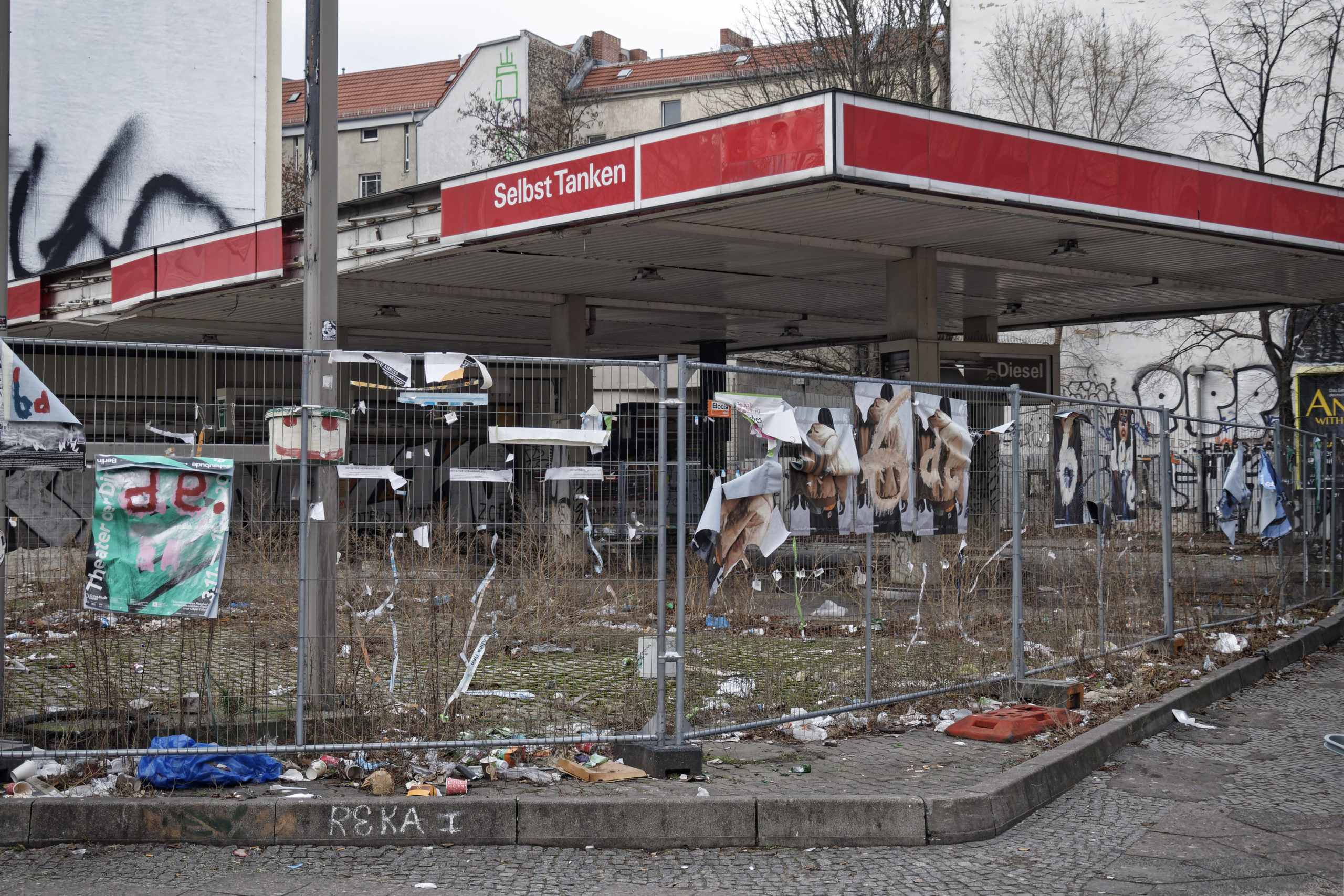 Mai in Berlin Lange war es ruhig um die Esso-Tankstelle an der Neuköllner Sonnenallee. Nun soll sie für ein eintägiges, alternatives Festival Ende Mai zum Leben erwachen.