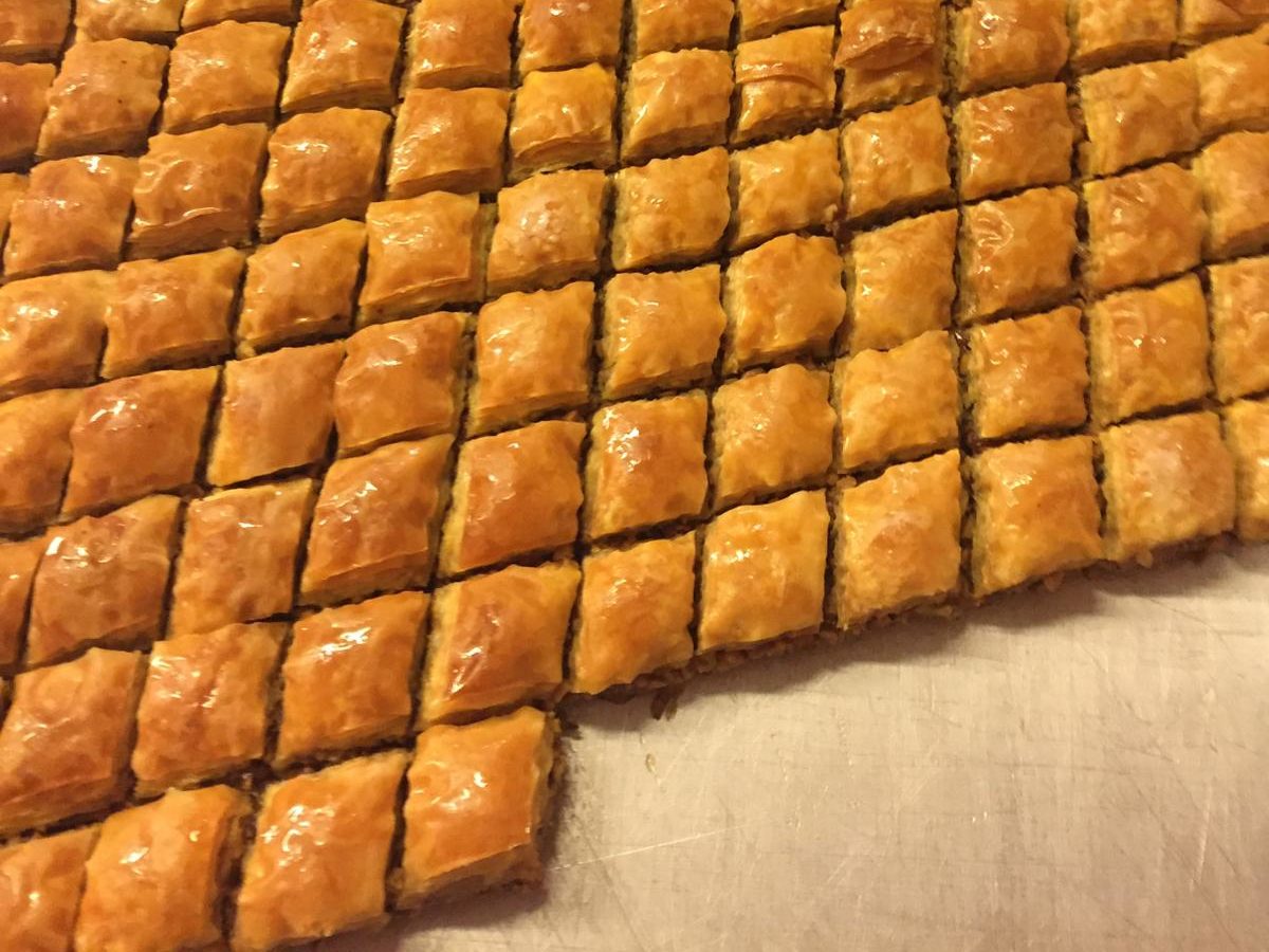 Baklava Berlin Das Baklava von Manar-Back hebt sich von den anderen Neuköllner Bäckereien auf der Sonnenallee ab.