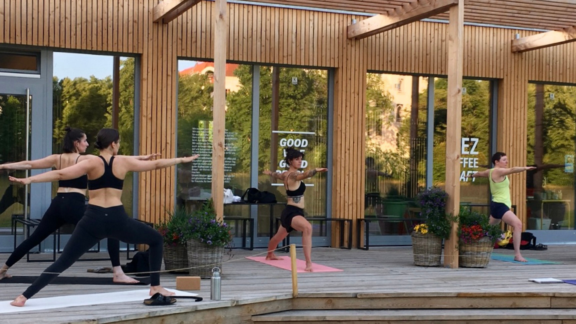 Outdoor-Yoga in Berlin In Pankow unterrichtet der Yogalehrer Philipp Dörner in zwei schönen Outdoor-Locations.