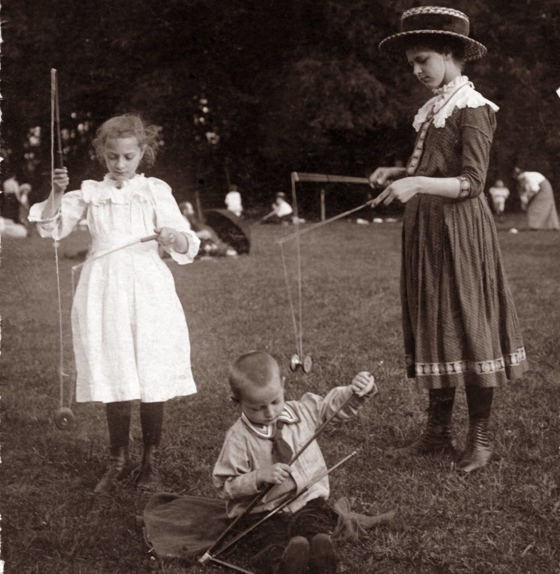 Spielende Kinder im Treptower Park, um 1910. Foto: Imago/Imagebroker