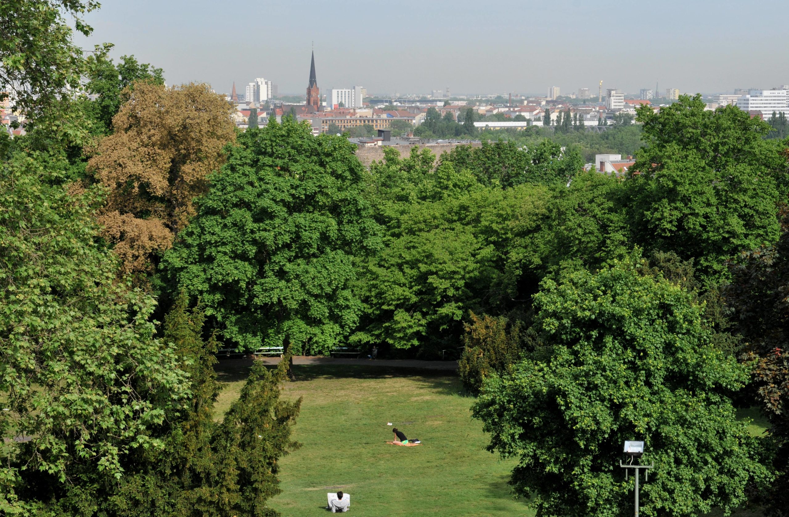Liegewiesen in Berlin Sonnen und entspannen auf dem Kreuzberg: Der Viktoriapark lädt bei schönem Wetter zum Entspannen ein.