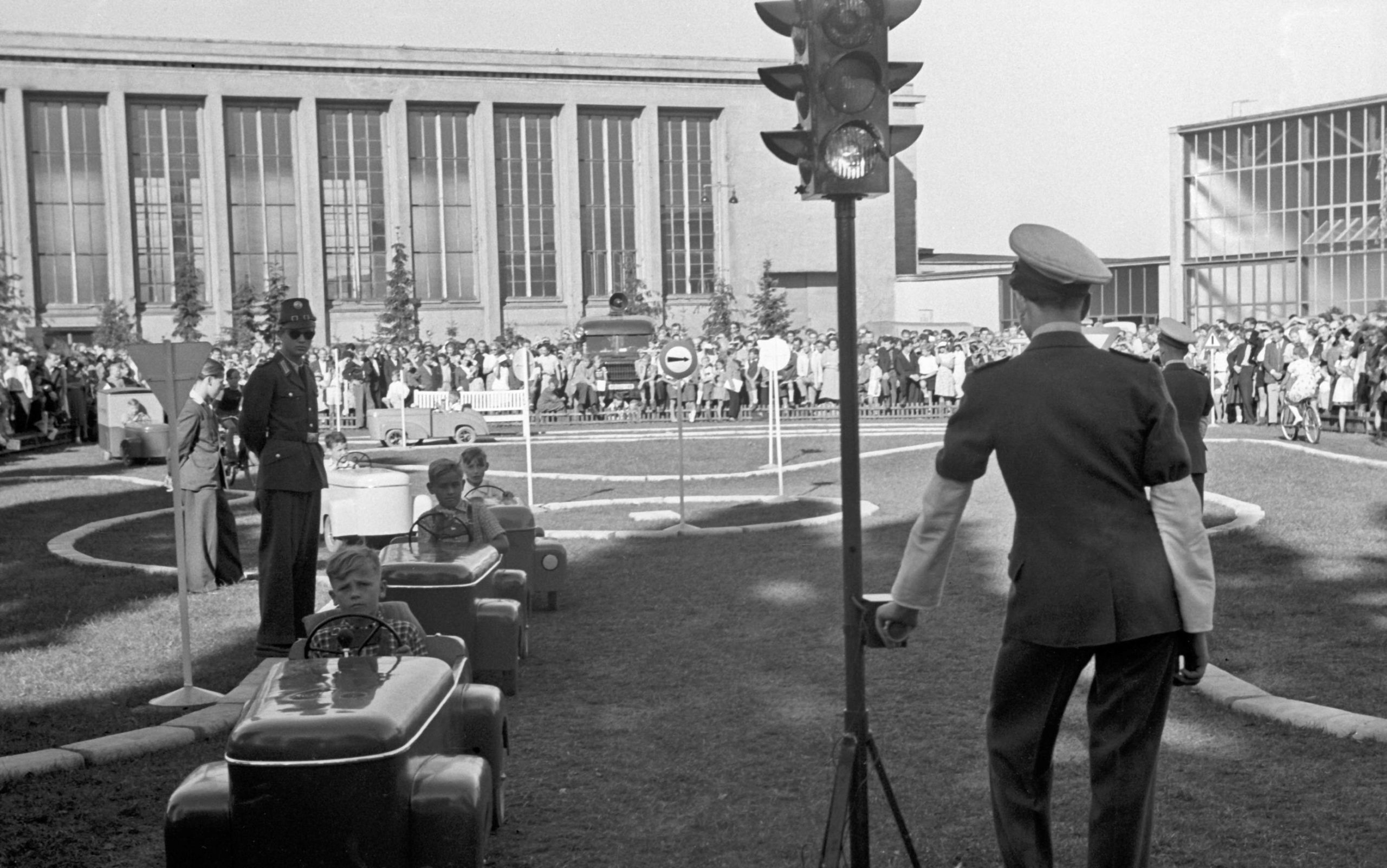 Historische Fotos von Kindern: Die Fahrer der Zukunft beim Internationalen Autosalon am Funkturm in Berlin, 1951. Foto: Imago/Future Image 