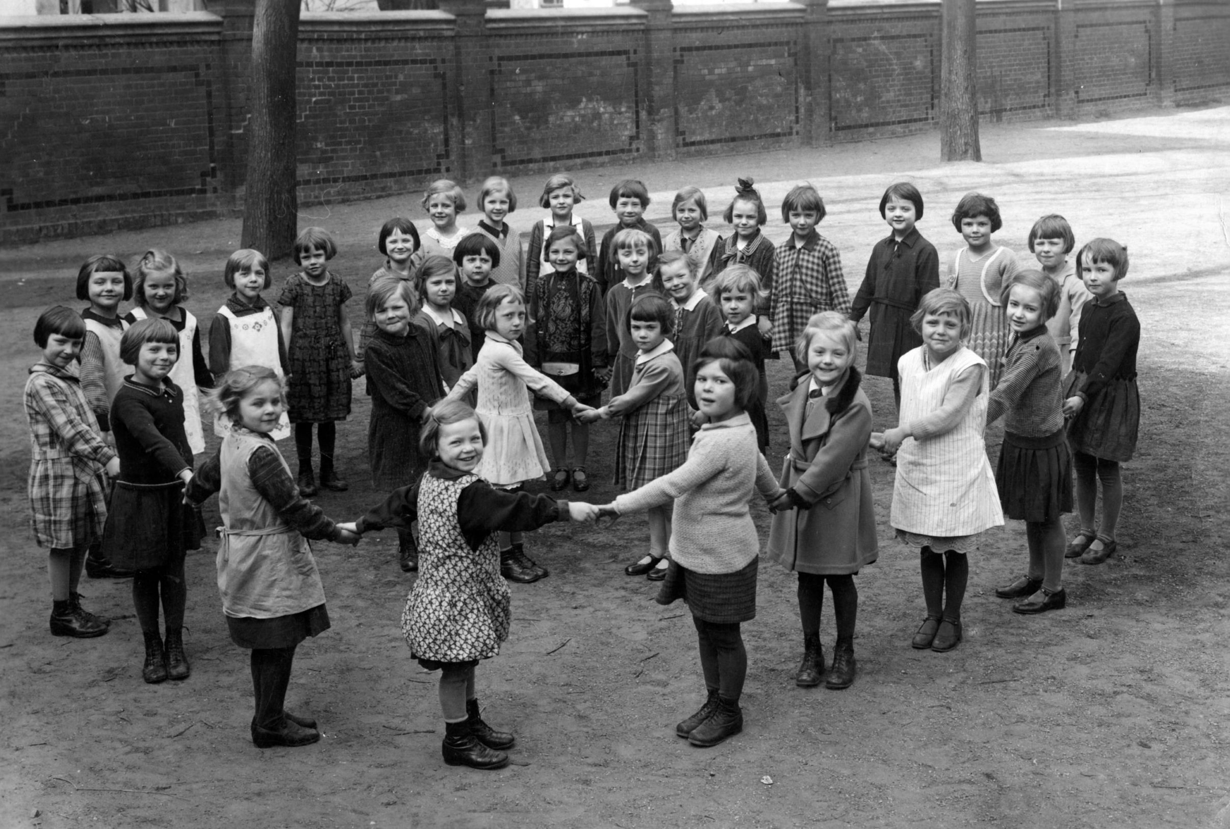 Historische Fotos von Kindern: Berliner Mädchenklasse, 1933. Foto: Imago/Gerhard Leber