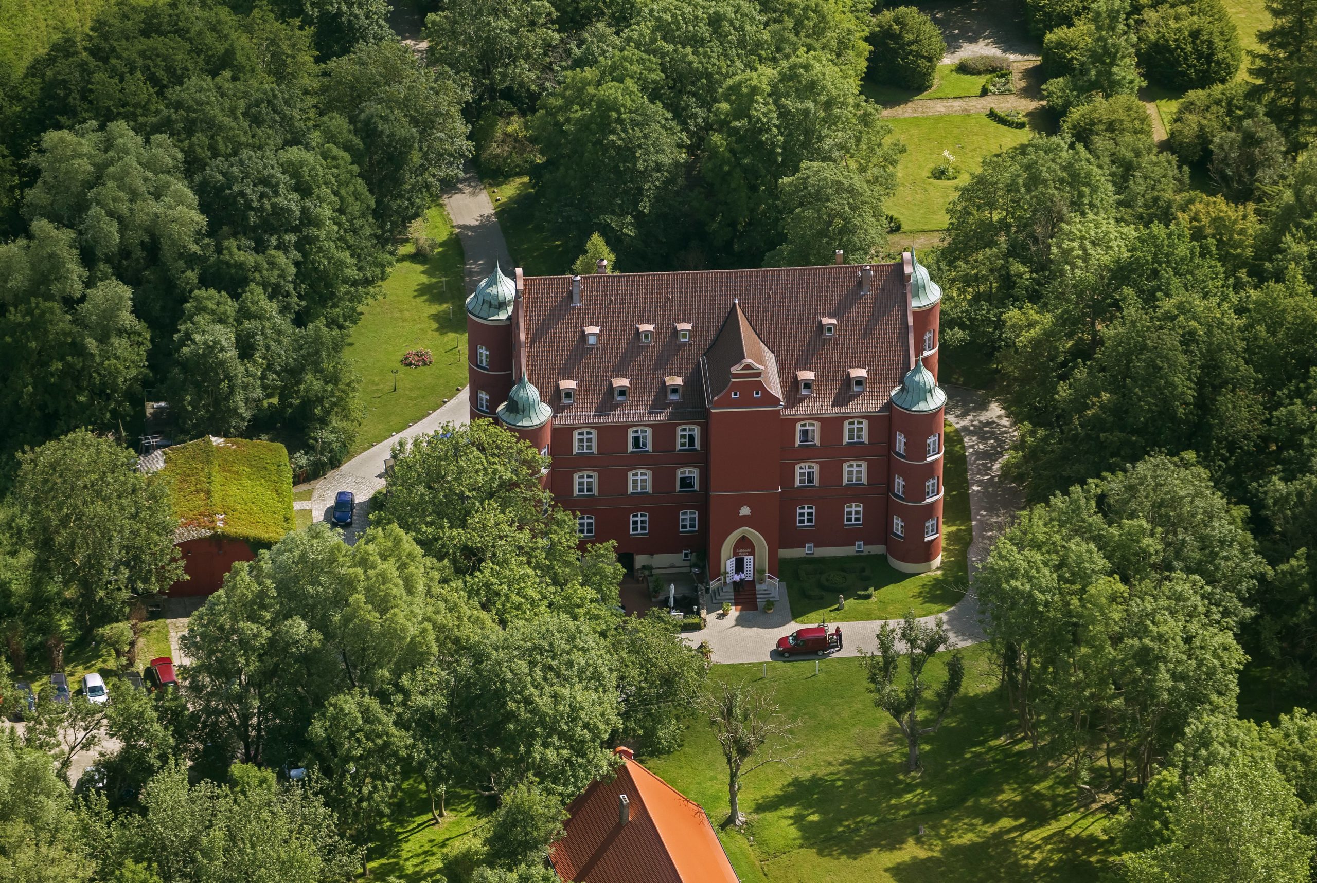Tipps für Rügen Schloss Spyker auf Rügen ist umgeben von wunderschönen, rauschenden Mohnfeldern und beherbergt ein Hotel.