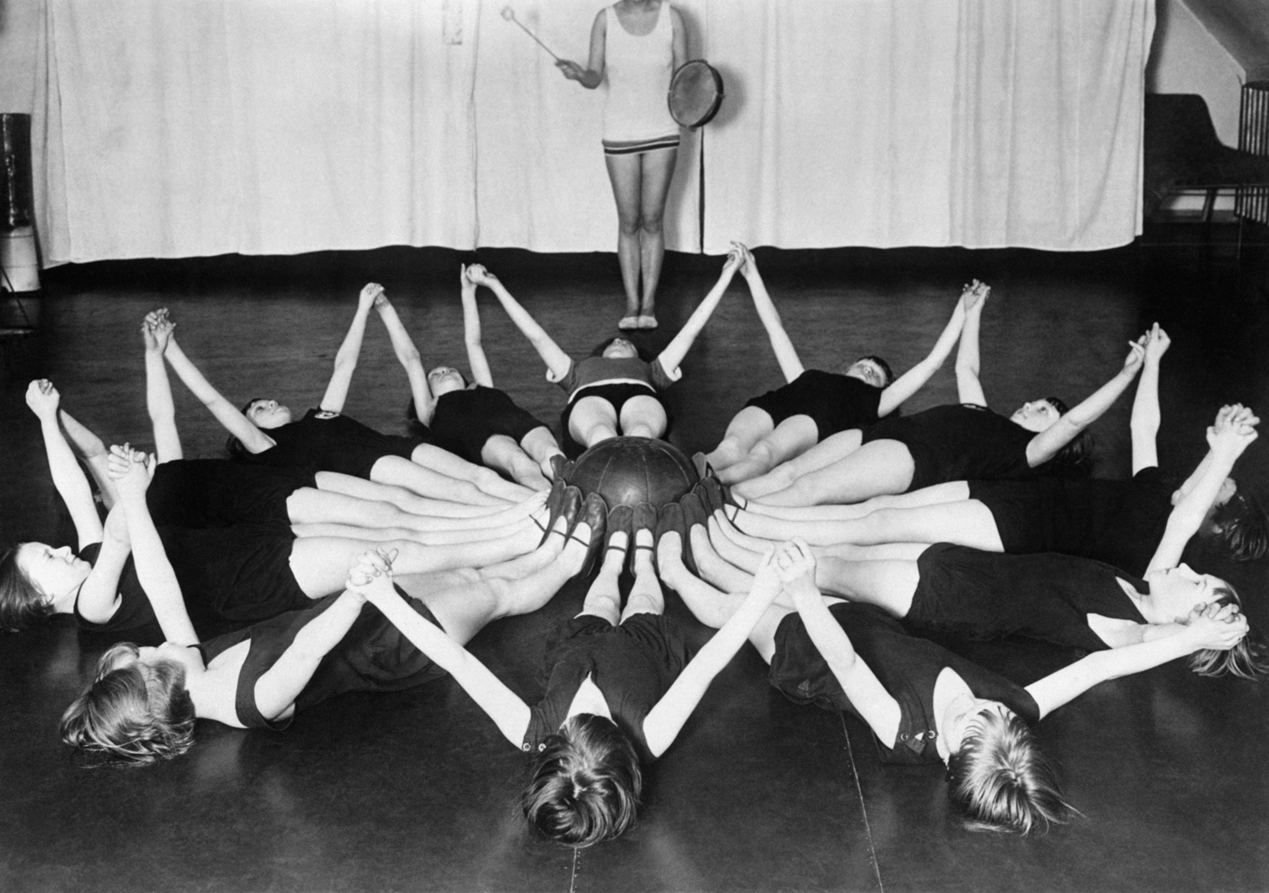 Sportstunde – Mädchen bei der Gymnastik, 1929. Foto: Imago/Underwood Archives/UIG