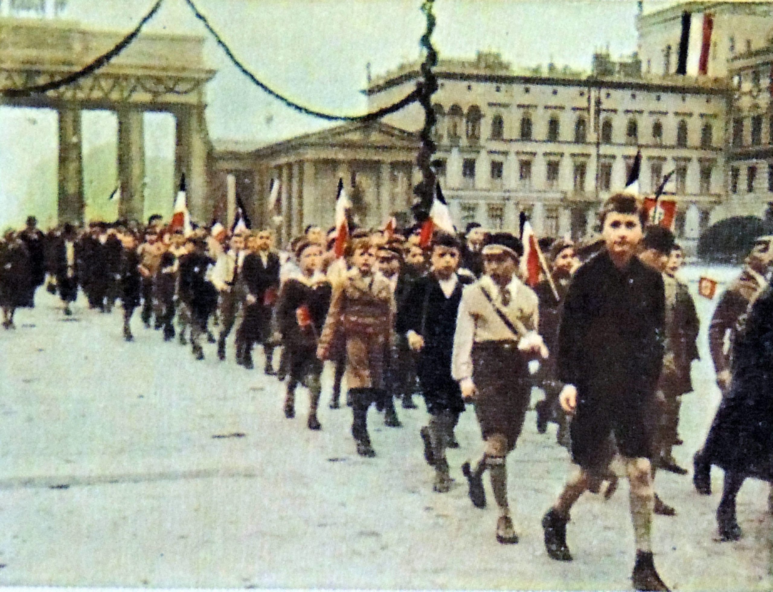 Die Hitlerjugend marschiert durch das Brandenburger Tor, 1935. Foto: Imago/Wha/United Archives International