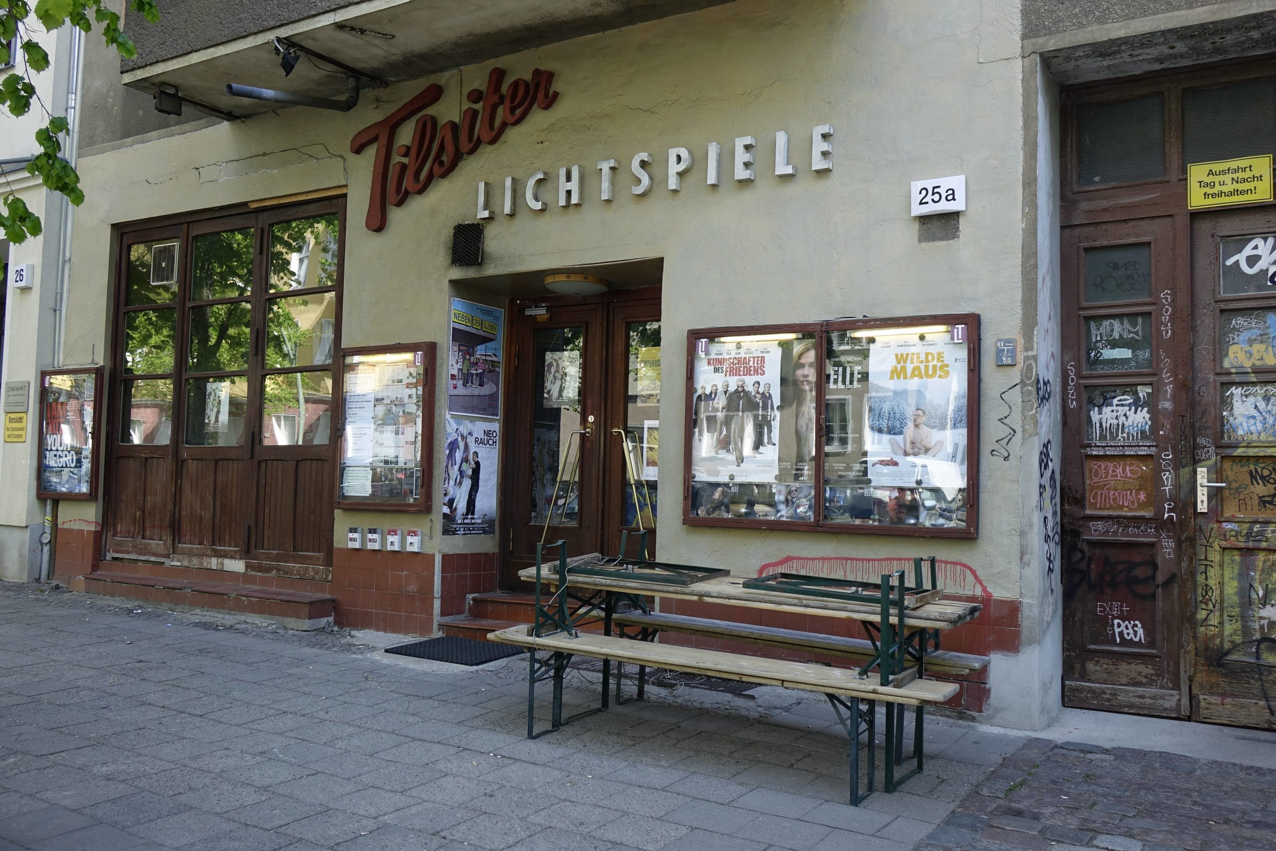 Bars in Friedrichshain Zum kleinen Kino Tilsiter Lichtspiele gehört auch eine sympathische Bar. Das Bier wird direkt vor Ort gebraut.