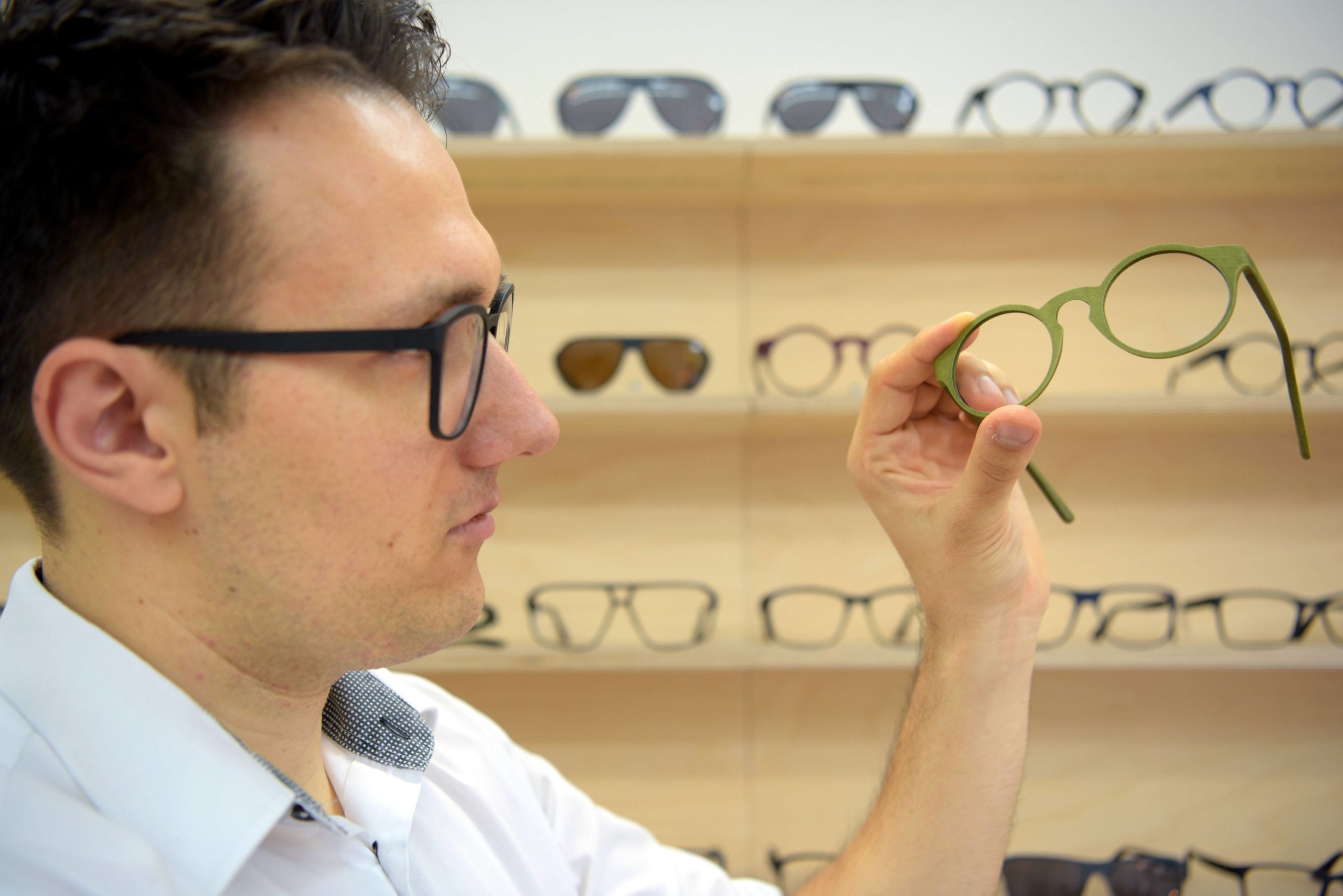 Sonnenbrille kaufen Berlin Framepunk in Kreuzberg führt ausgewählte Markensonnenbrillen und fertigt auf Wunsch individuelle Brillen an.