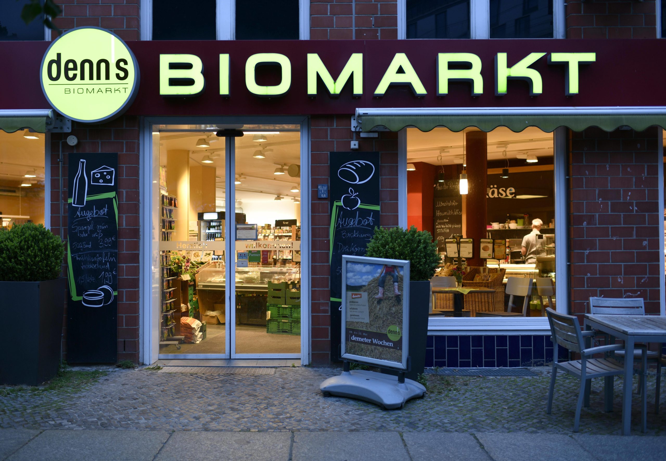 unverpackt einkaufen Berlin Auch der Denn's Biomarkt bietet seinen Kund:innen die Möglichkeit, Grundnahrungsmittel in Mehrwegbehältnisse zu füllen.