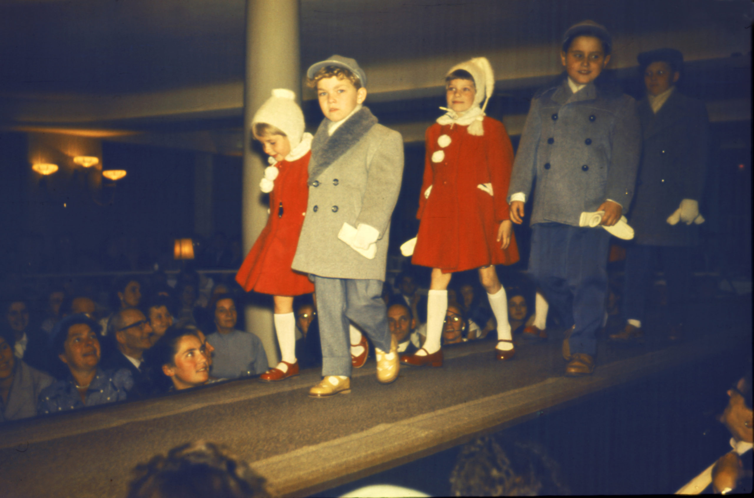 Modeschau mit Kindern, 1959. Foto: Imago/Serienlicht