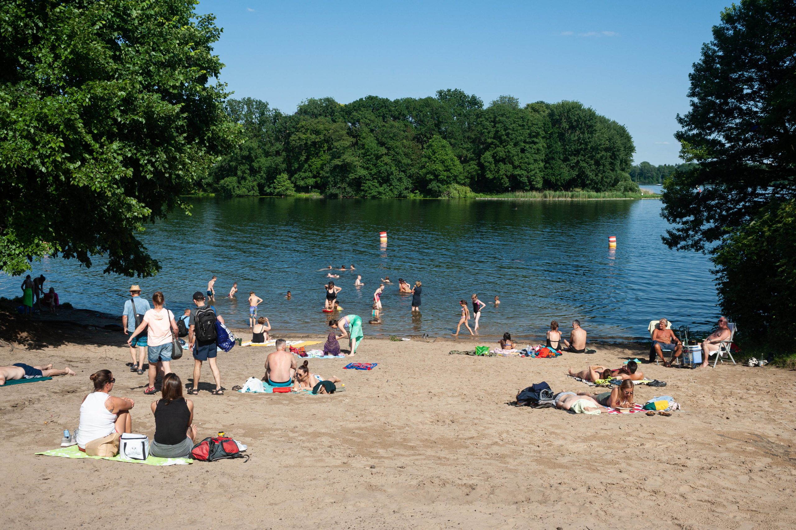 die besten Badeseen in Berlin Der Tegeler See, neben dem Müggelsee der größte See der Stadt, bietet vier schöne Badestellen.