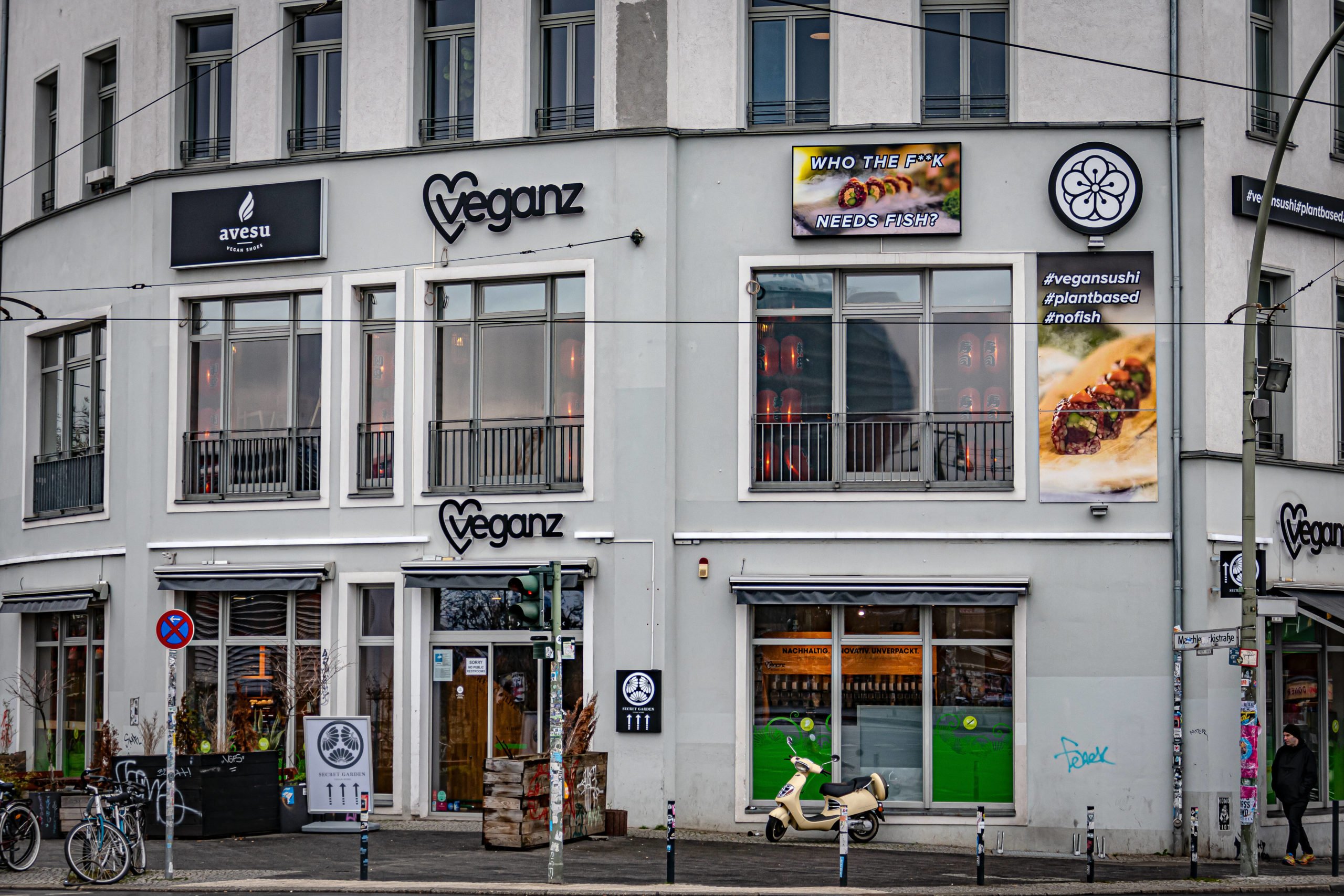 unverpackt einkaufen Berlin Zur Supermarktkette Veganz gehört pro Filiale auch eine Selbstbedienungstheke. Die größte in Berlin befindet sich in der Filiale in der Marheineke Markthalle in Kreuzberg.