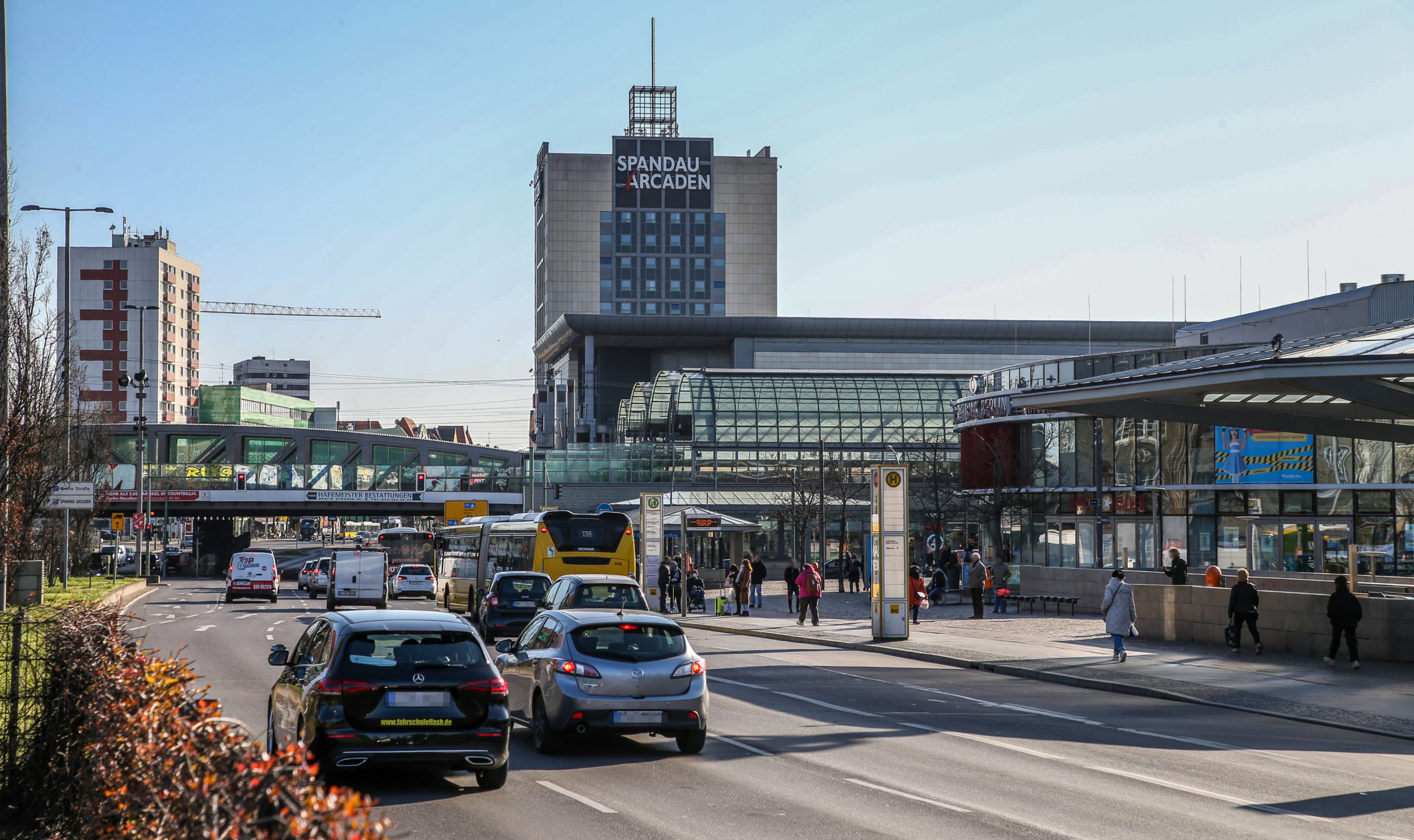 Immer viel Verkehr an der Kreuzung des S-Bahnhofs Spandau. Foto: Imago/Andreas Gora