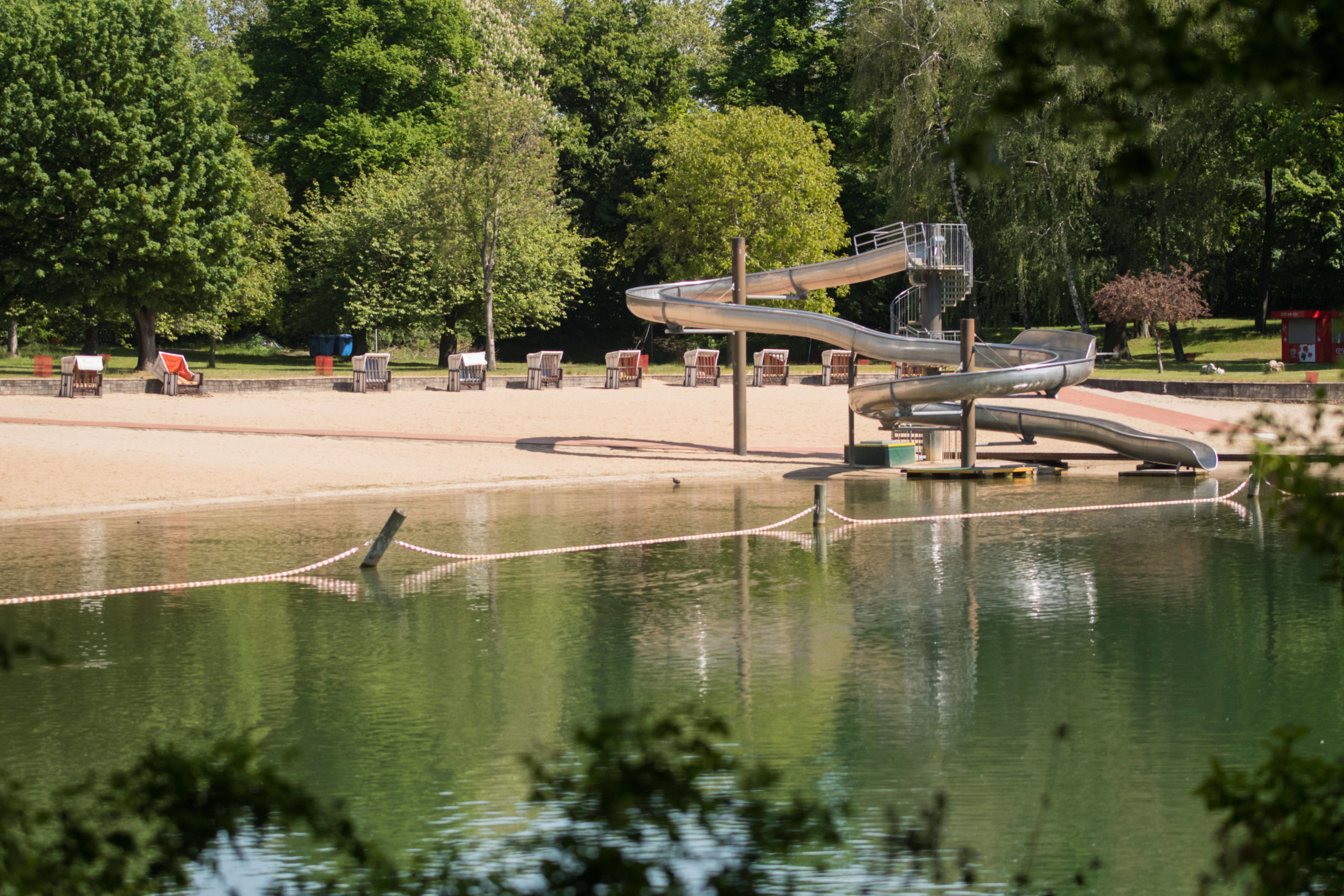 die besten Badeseen in Berlin Schönes Strandbad in Lichtenberg: Am Orankesee befindet sich ein kleines Paradies für Wasserraten.