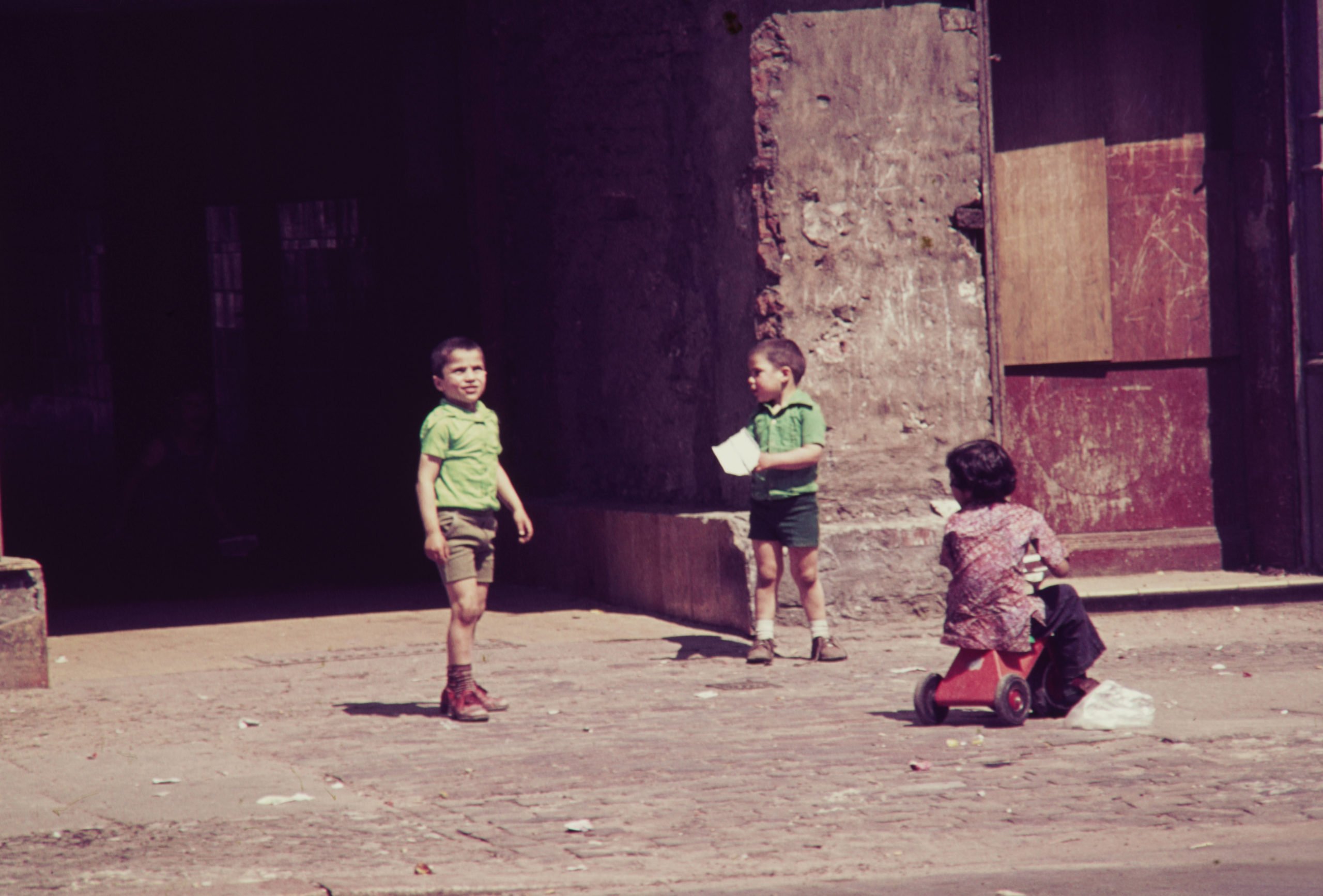 Historische Fotos von Kindern: Gastarbeiterkinder spielen in Kreuzberg auf der Straße. Foto: Imago/Serienlicht