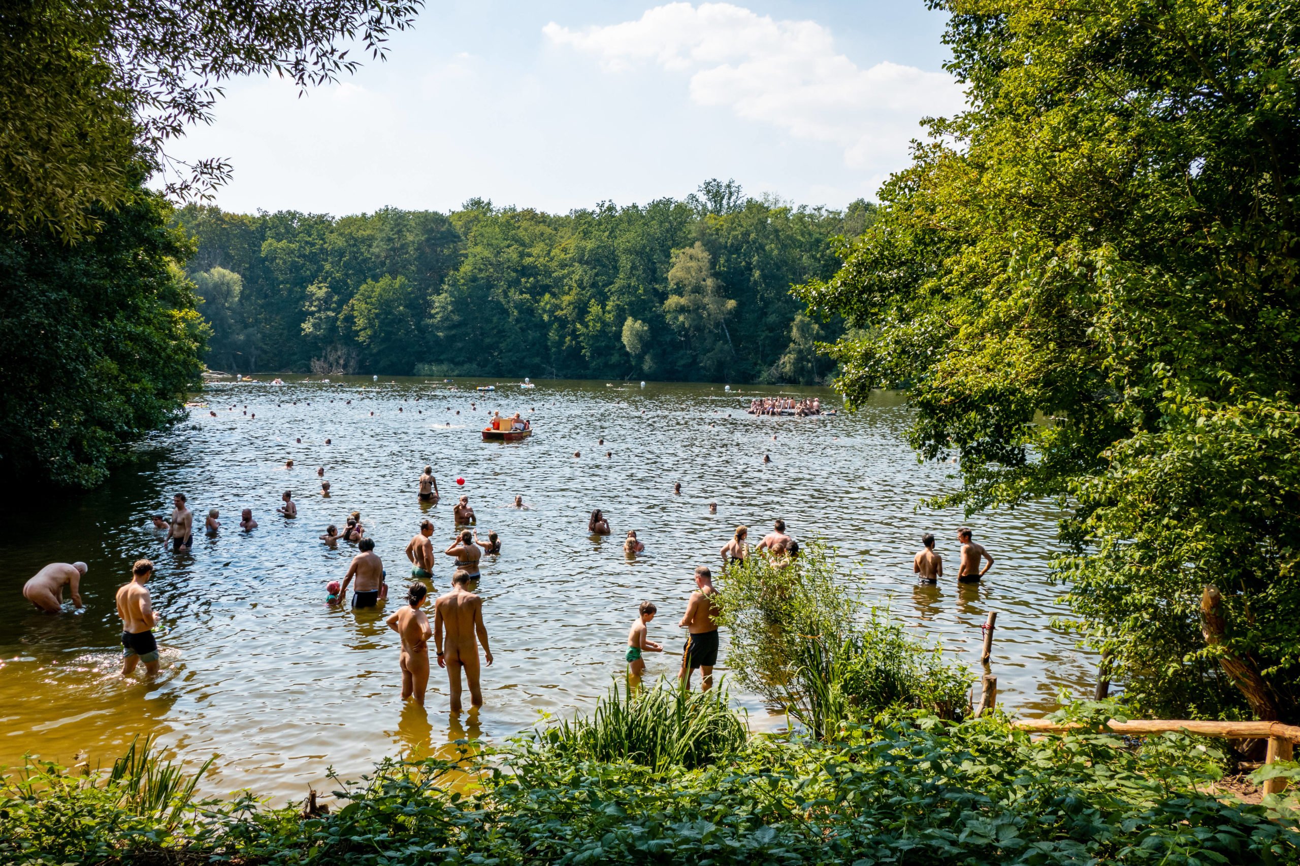 die besten Badeseen in Berlin Die offizielle Badestelle am Teufelssee ist auch bei FKK-ler:innen beliebt.