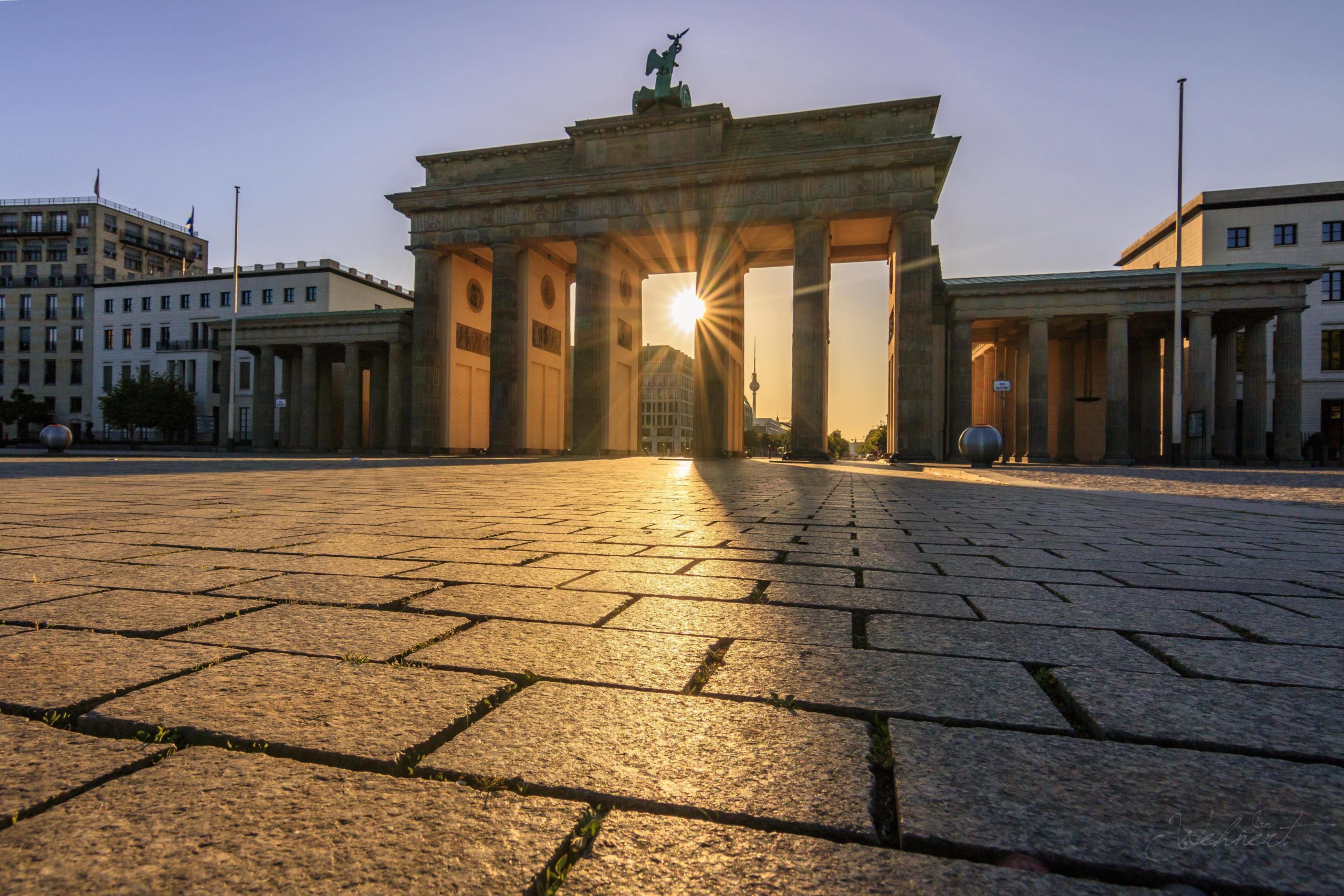 Sonnenaufgang in Berlin Am Brandenburger Tor zieht einen das einfallende Sonnenlicht früh morgens in seinen Bann.