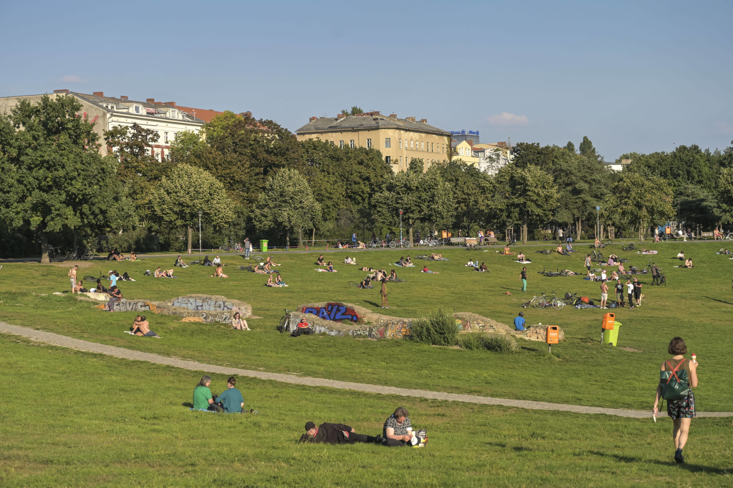Liegewiesen in Berlin Multikultureller Treffpunkt: Im Görlitzer Park lautet das Motto "Leben und leben lassen."
