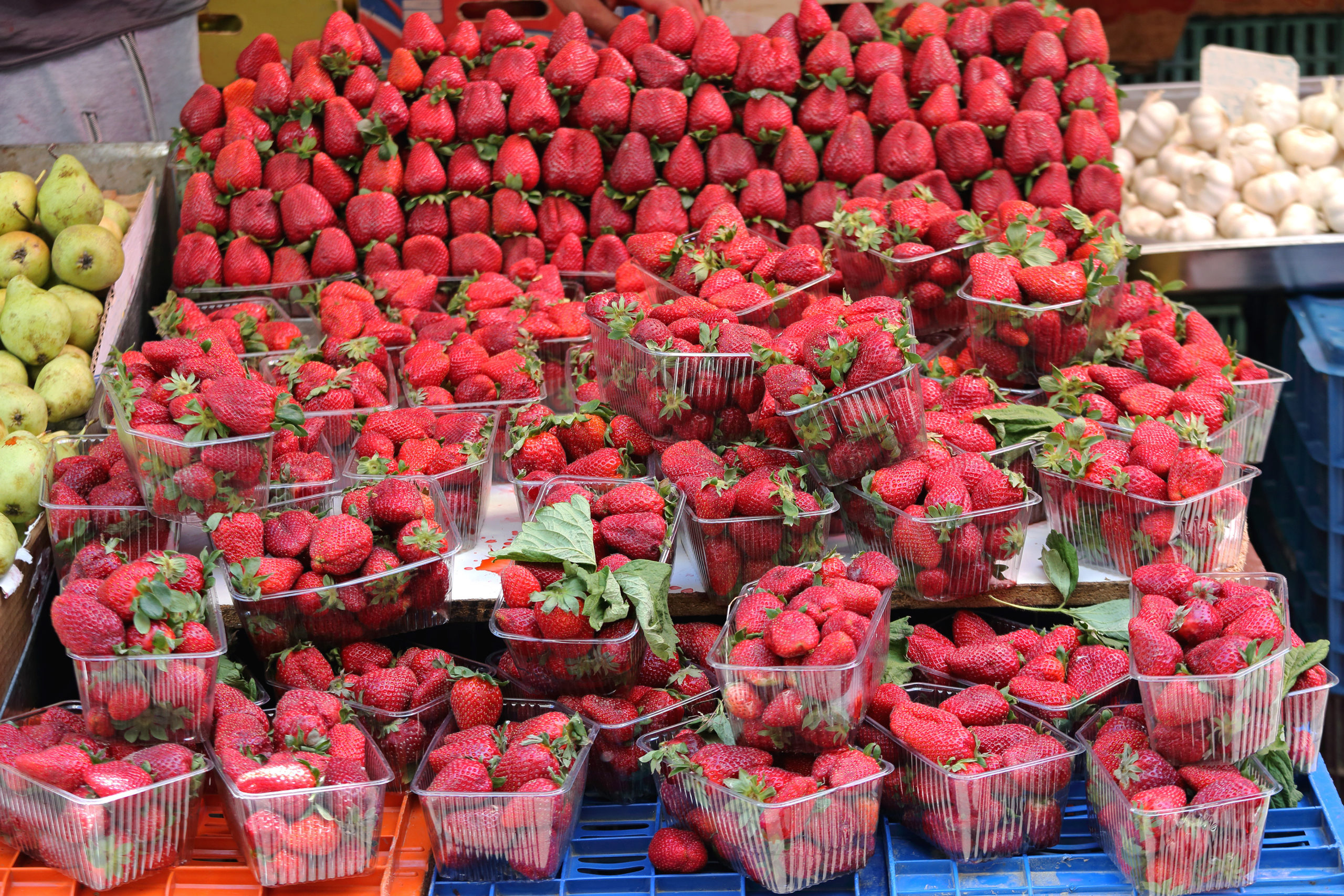 Erdbeeren Berlin Weiterer Markt mit frischen Erdbeeren im Angebot: der Wochenmarkt auf dem Karl-August-Platz.
