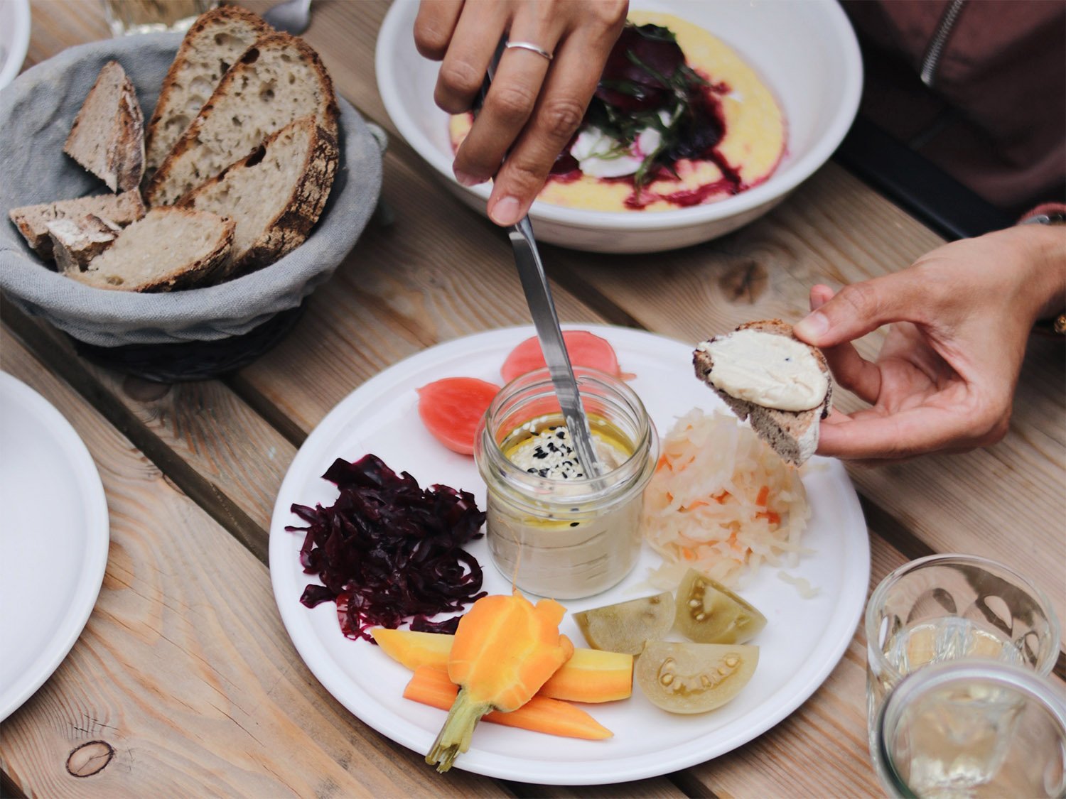 die besten Bäcker in Berlin Das Terz in Neukölln ist Frühstücksrestaurant, Lunchlokal und Bar in einem – und serviert zum Glück den ganzen Tag über leckeres Sauerteigbrot.