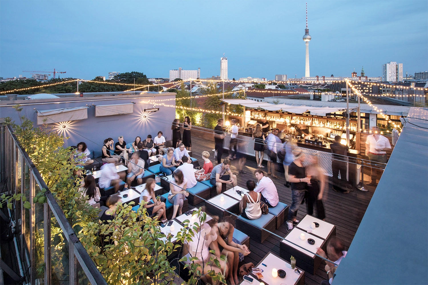 Rooftop-Bars in Berlin Die Rooftop-Bars des Amano Hotels stehen für viel Komfort und extravagant gute Drinks.