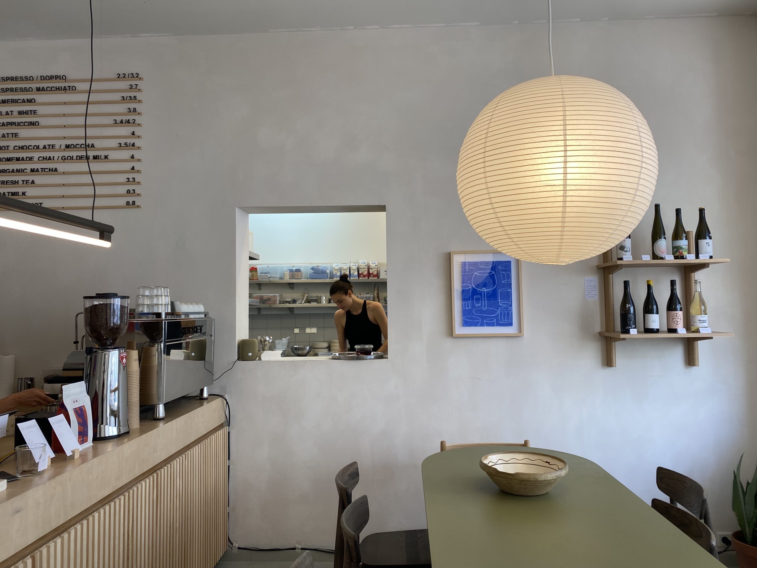 Innen ist das Café Schroeder stilvoll und minimalistisch. Foto: Aida Baghernejad