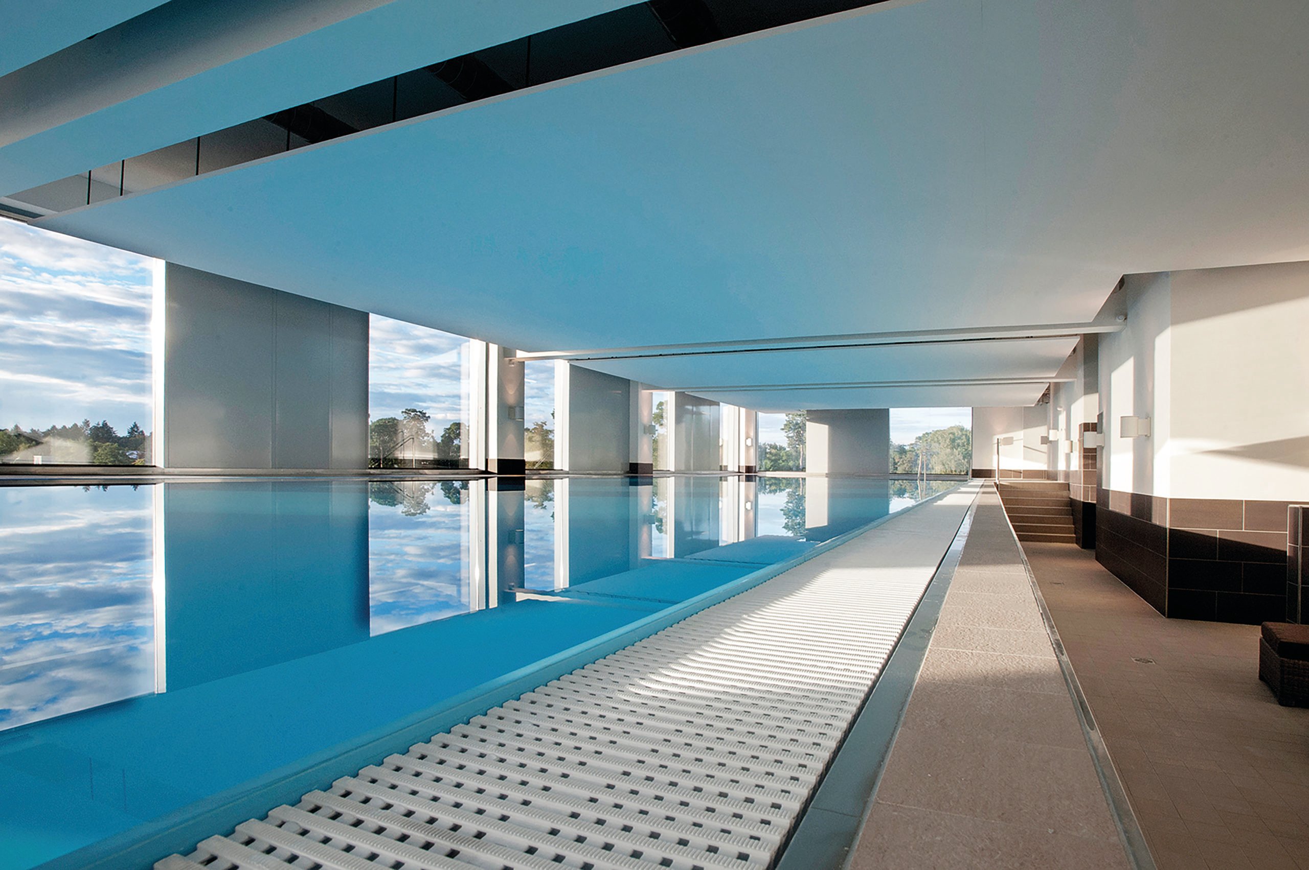 Fitnessstudios in Berlin Das moderne Fitnessstudio Clays in Zehlendorf verfügt auch über einen für Damen abgetrennten Wellnessbereich und einen 25-Meter-Pool für alle Mitglieder.