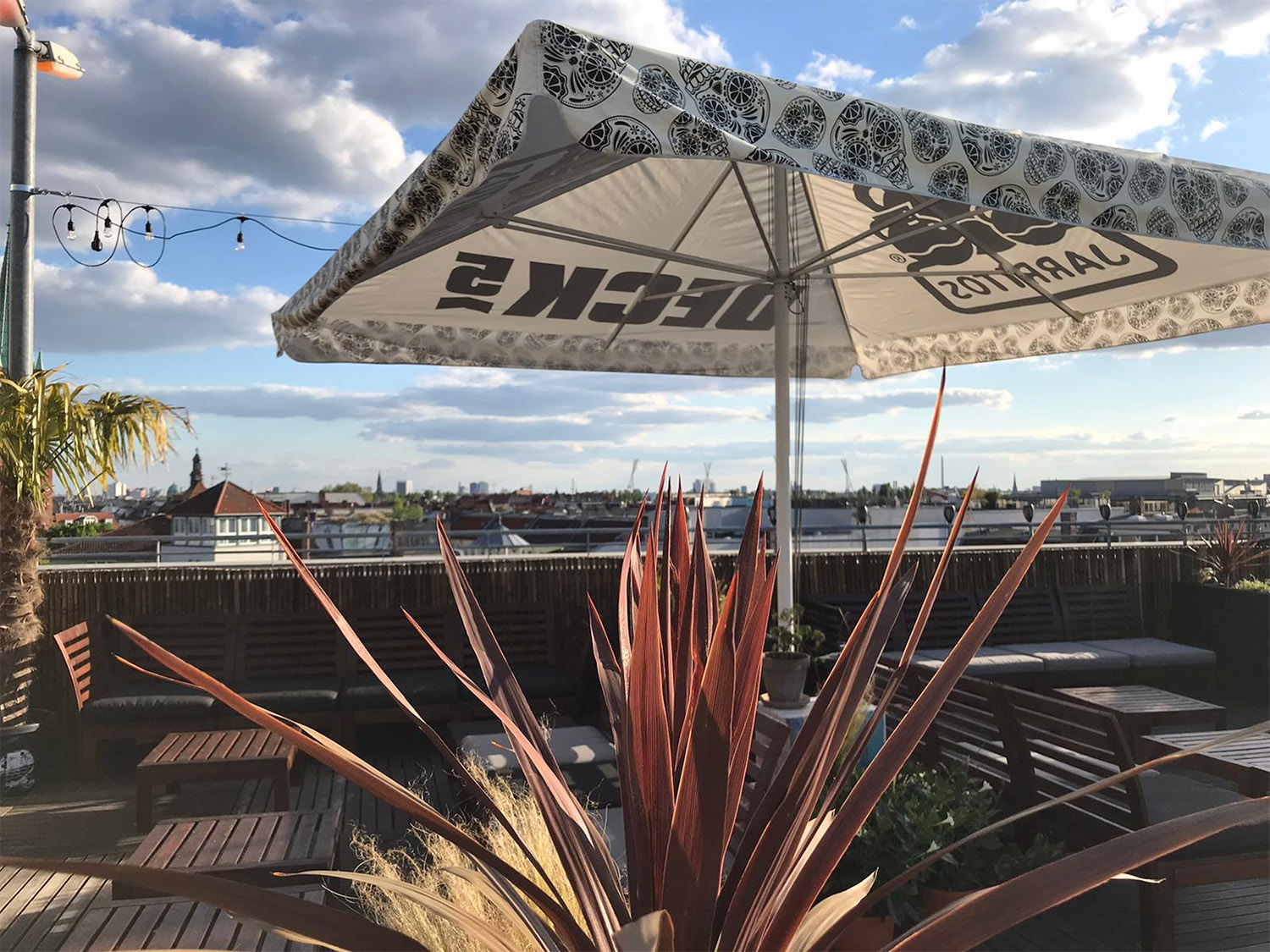 Rooftop-Bars in Berlin Deck 5 heißt die Strandbar mit der schönsten Aussicht in Berlin.