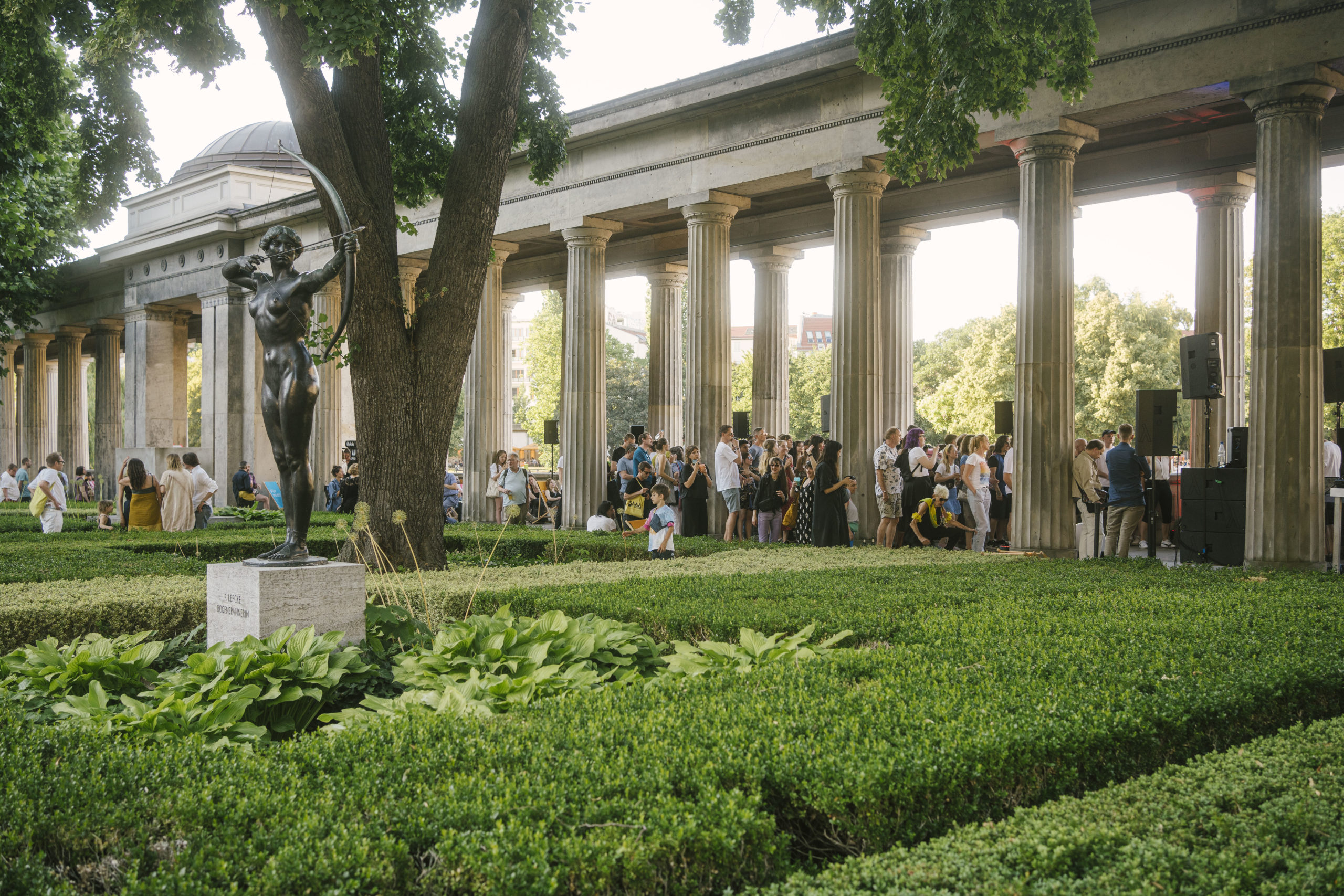 Veranstaltungen Juli Berlin Im Rahmen des Kultursommerfestivals 2022 hat eine Open-Air-Bar in den Kolonnaden auf der Museumsinsel eröffnet.