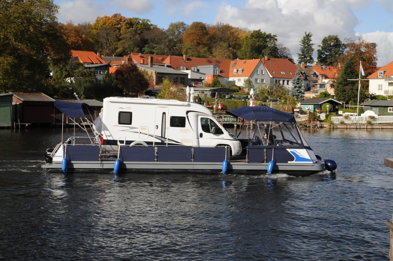 Wenn ihr euren Camper oder euer Wohnmobil mitnehmen wollt, dann hat der Anbieter Müritzboot das Passende für euch. Foto: Müritzboot