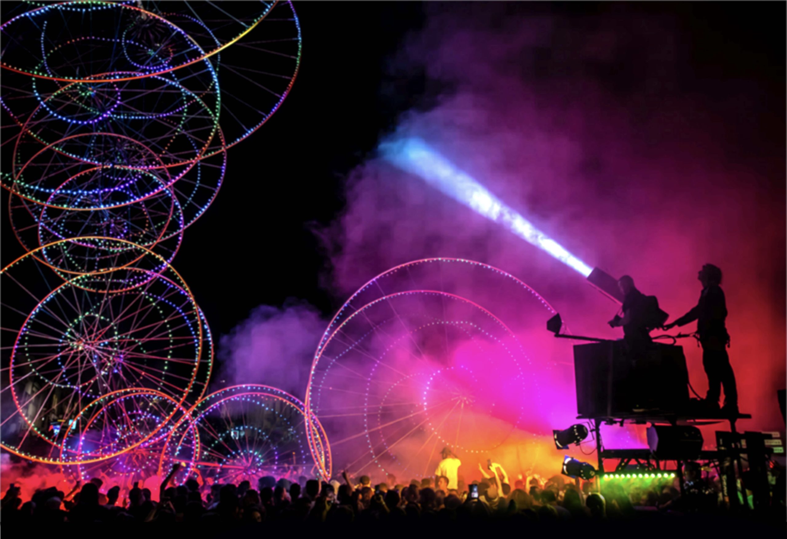 Veranstaltungen im August in Berlin Das Kultursommerfestival startete auf dem Tempelhofer Feld mit einer Lichtshow direkt vom berühmten Burning Man Festival.