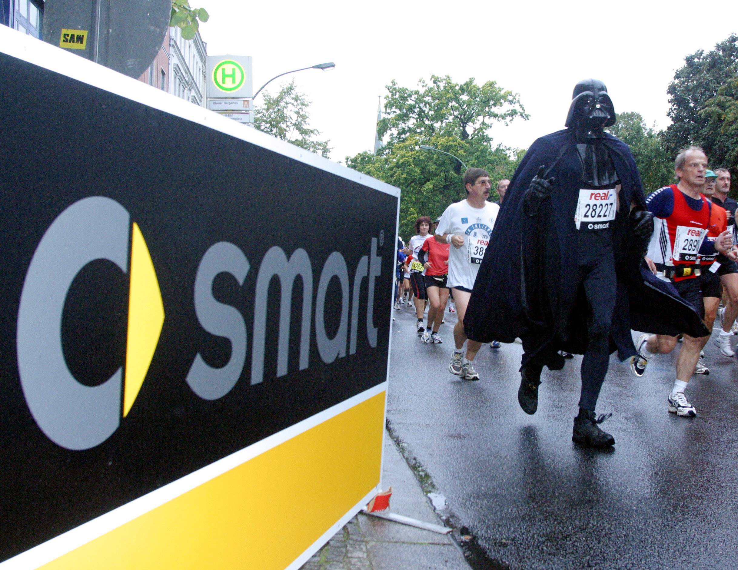 Superhelden in Berlin: Ein als Darth Vader verkleideter Teilnehmer des Berlin Marathons 2004. Foto: Imago/Hoch Zwei/Angerer