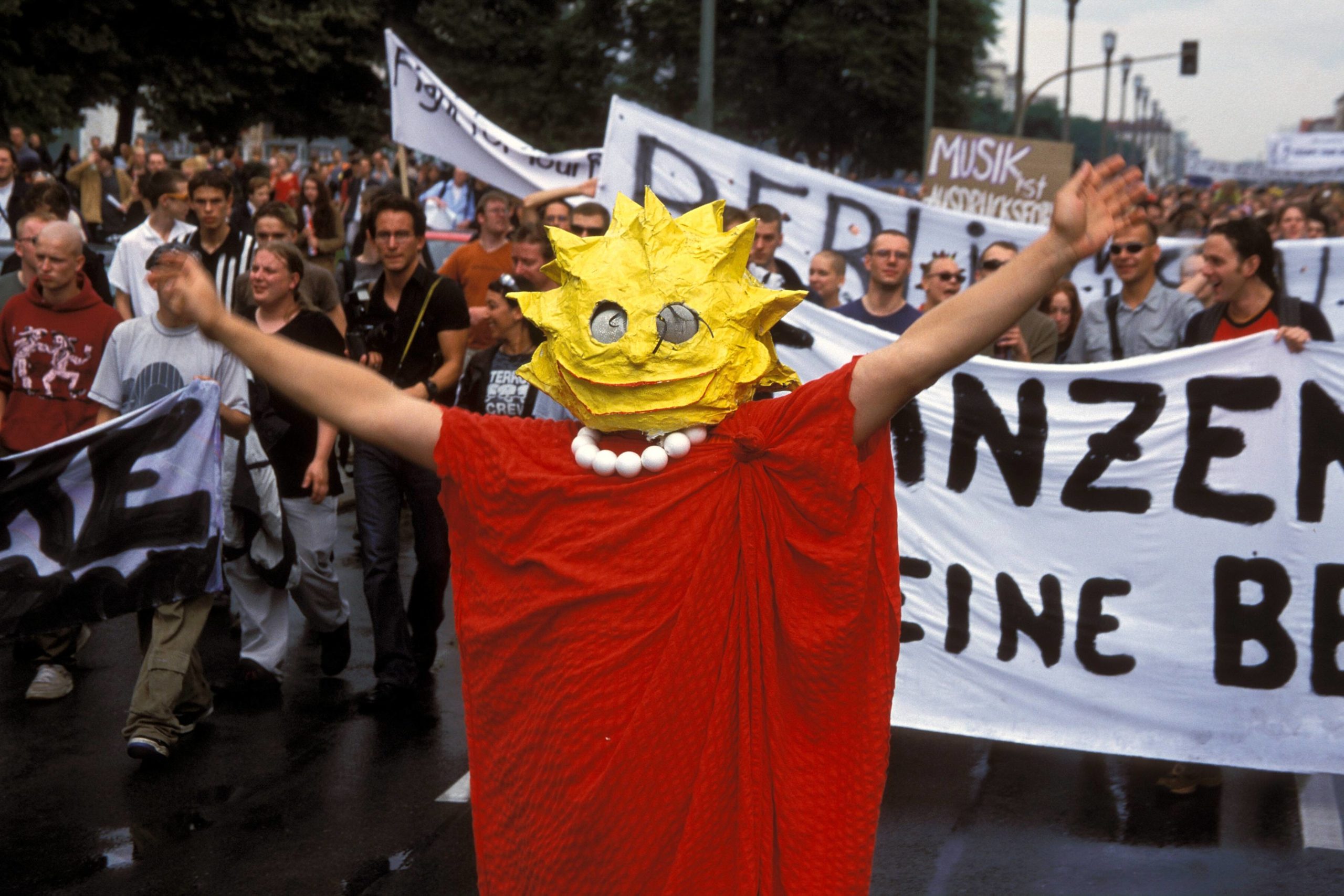 Teilnehmer der Fuckparade 2001 im Lisa-Simpson-Kostüm. Foto: Imago/Müller-Stauffenberg