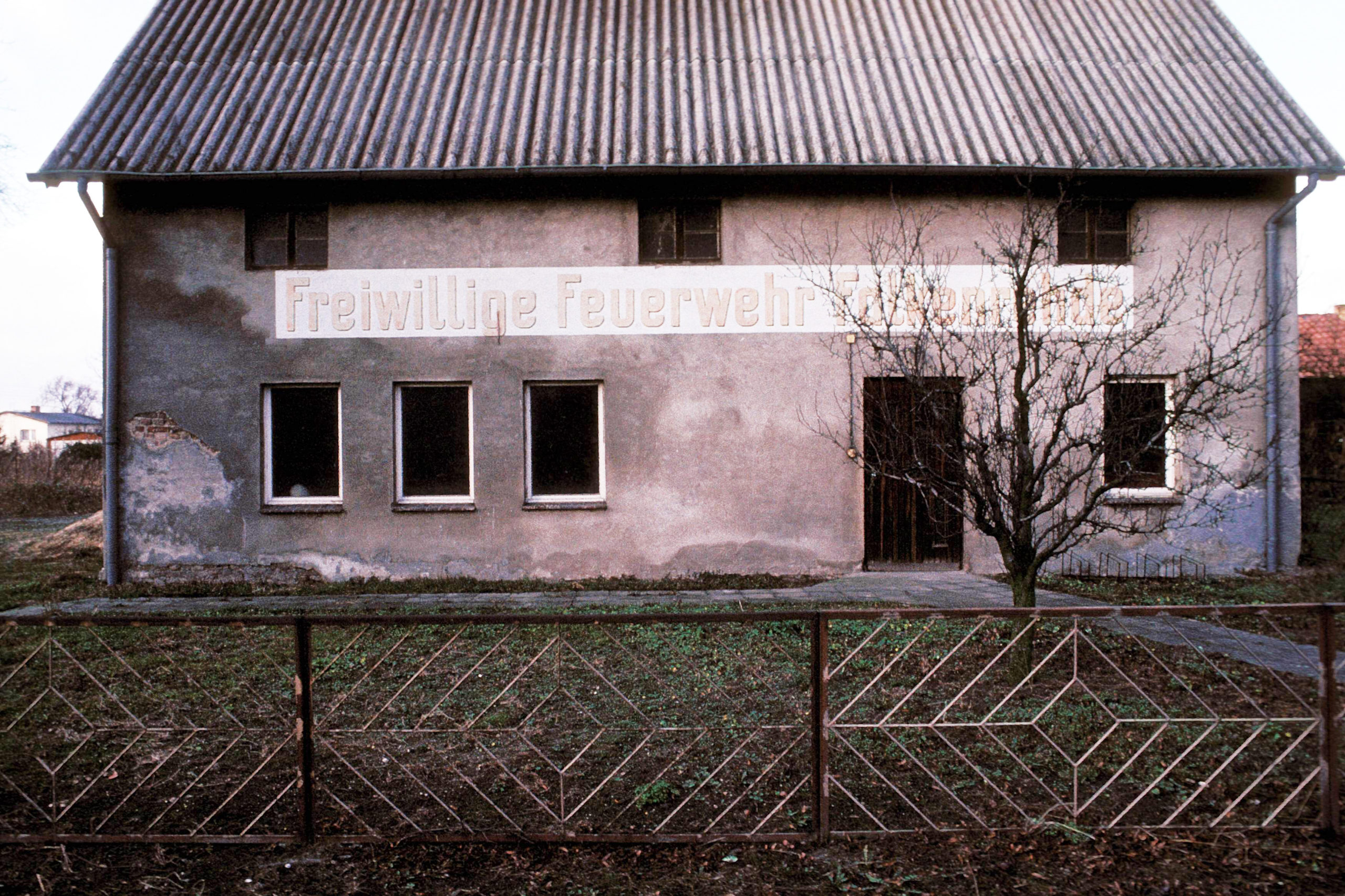 Verlasses Gebäude der Freiwilligen Feuerwehr Falkenrehd, 1990. Foto: Imago/Dieter Matthes