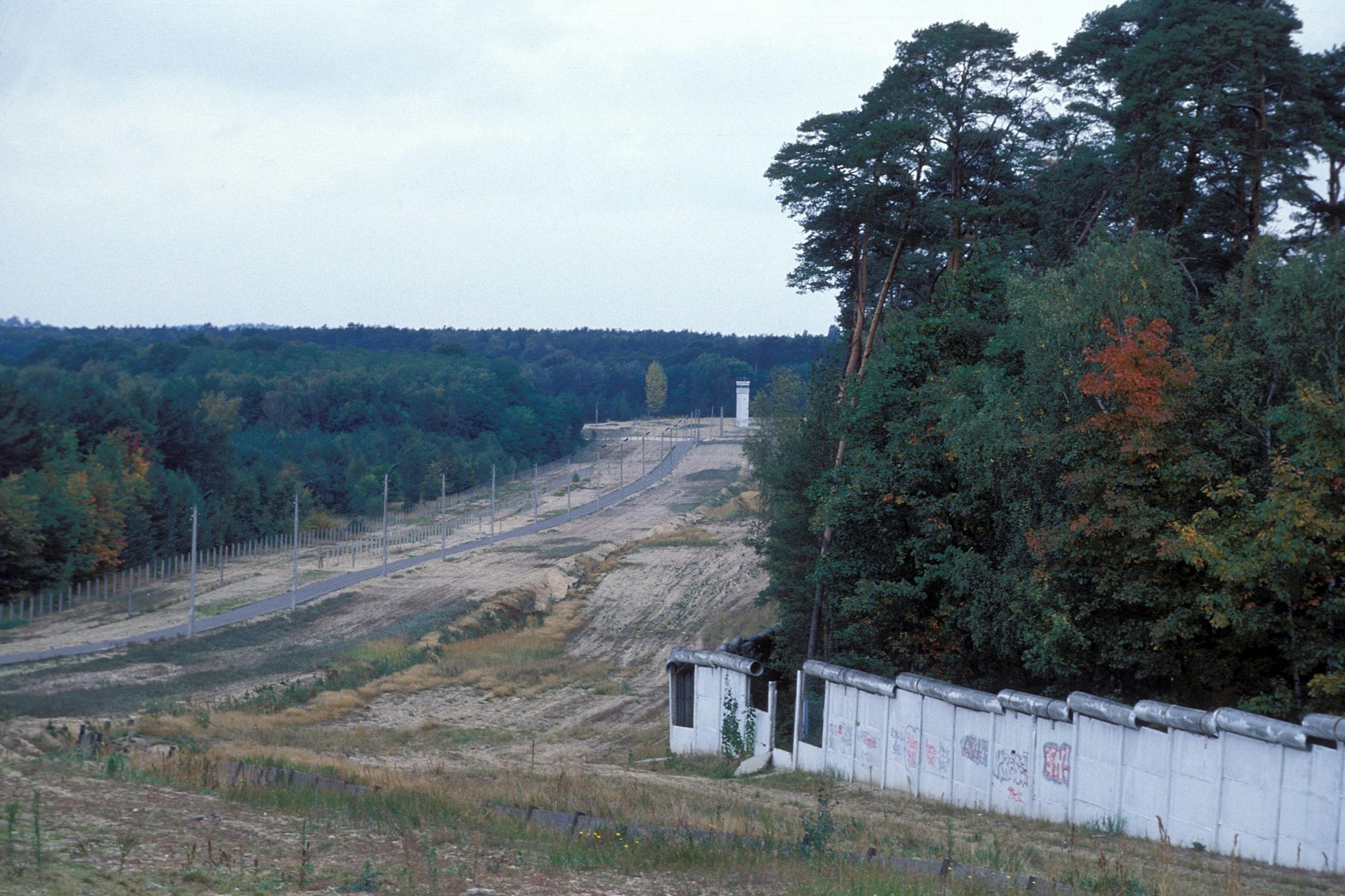 Mauerstreifen bei Groß Glienicke in Brandenburg, 1990. Foto: Imago/Herb Hardt
