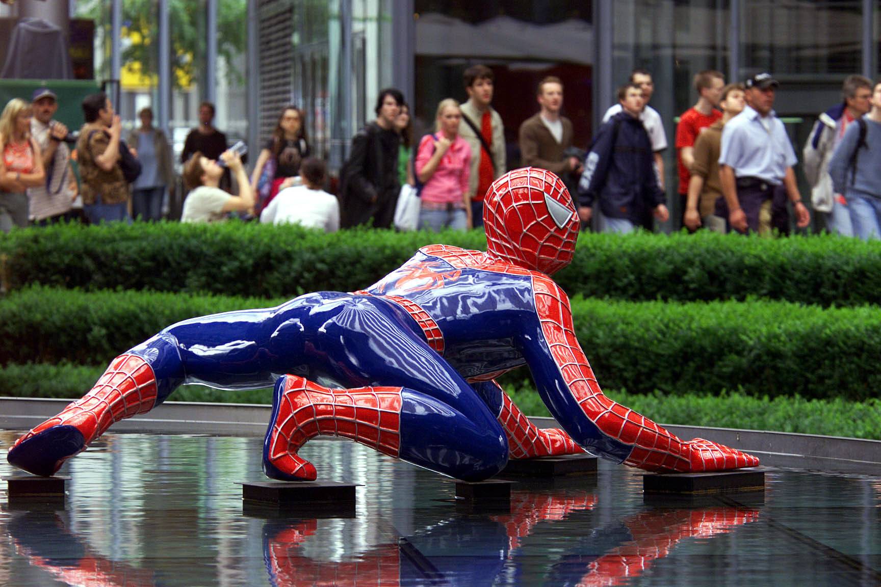 Superhelden in Berlin: Spiderman-Figur im Sony Center am Potsdamer Platz anlässlich der Premiere von "Spiderman 2", 2004. Foto: Imago/Pemax